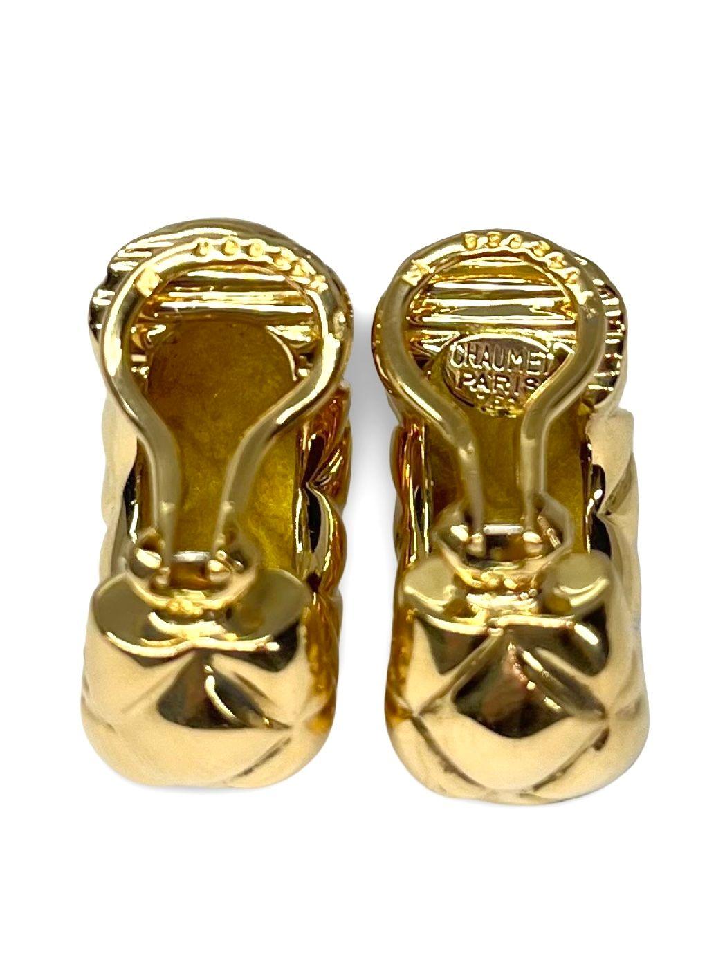 Découvrez l'élégance intemporelle de cette paire d'Eleg en or jaune de Chaumet, réalisée en or 18 carats (750/1000). Ces boucles d'oreilles exquises sont signées, numérotées et poinçonnées par la célèbre Maison Maison parisienne, garantissant leur