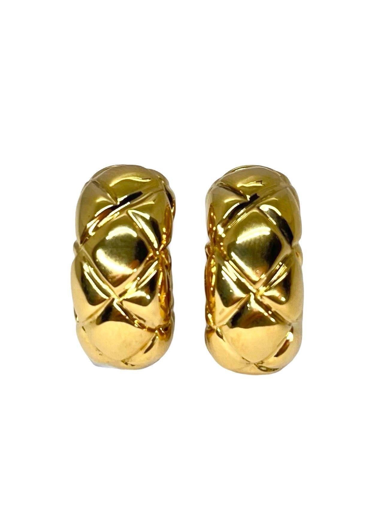 Moderne Boucles d'oreilles en or jaune signées Chaumet en vente
