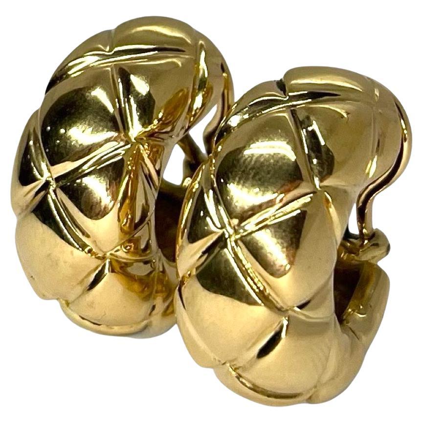 Boucles d'oreilles en or jaune signées Chaumet en vente