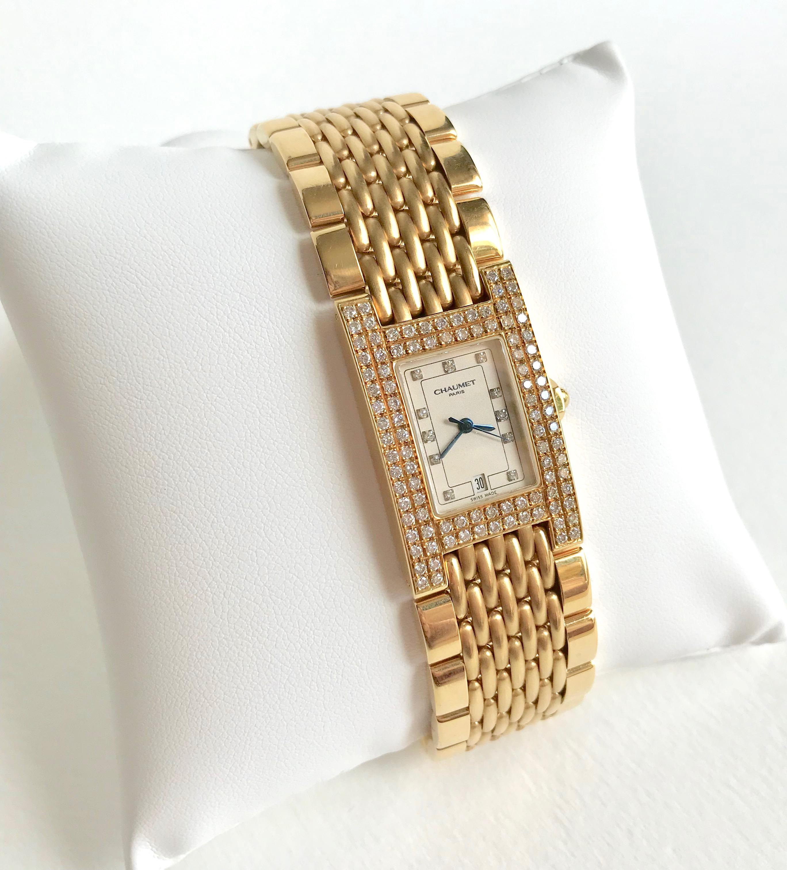 Woman's wristwatch in 18K GOLD and diamonds from the house of CHAUMET. Model Style.
Watch length for a 16.5 cm wrist
Watch width 23 mm Dial height: 3.6 cm
100 diamonds on the bezel weighing approximately 3 carats
Watch water-resistant to 30 m 11