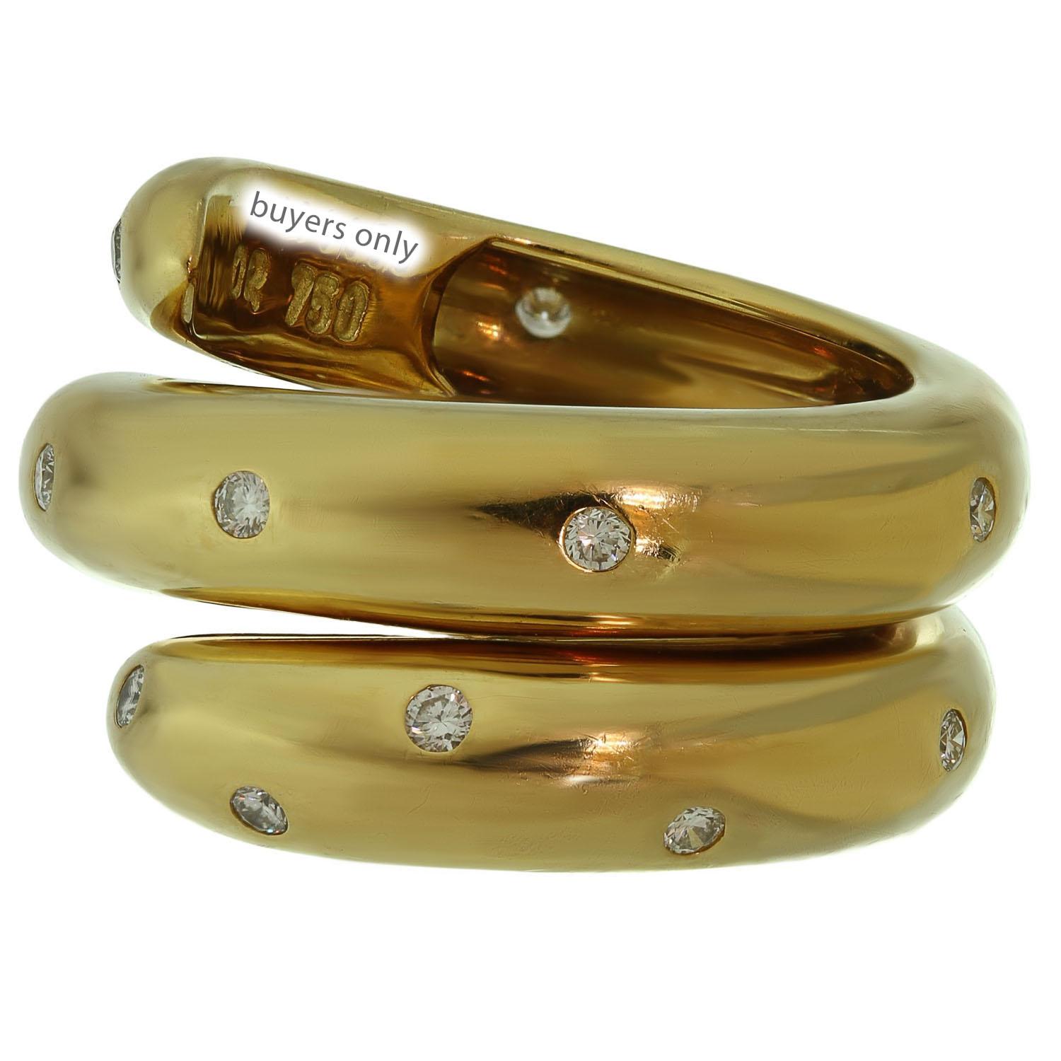 Cette magnifique bague Chaumet de l'élégante collection Tango est réalisée en or jaune 18 carats et sertie de diamants ronds F-G VVS2-VS1 taille brillant d'un poids estimé à 0,40 carats. Fabriqué en France dans les années 1990. Mesures : 0.largeur