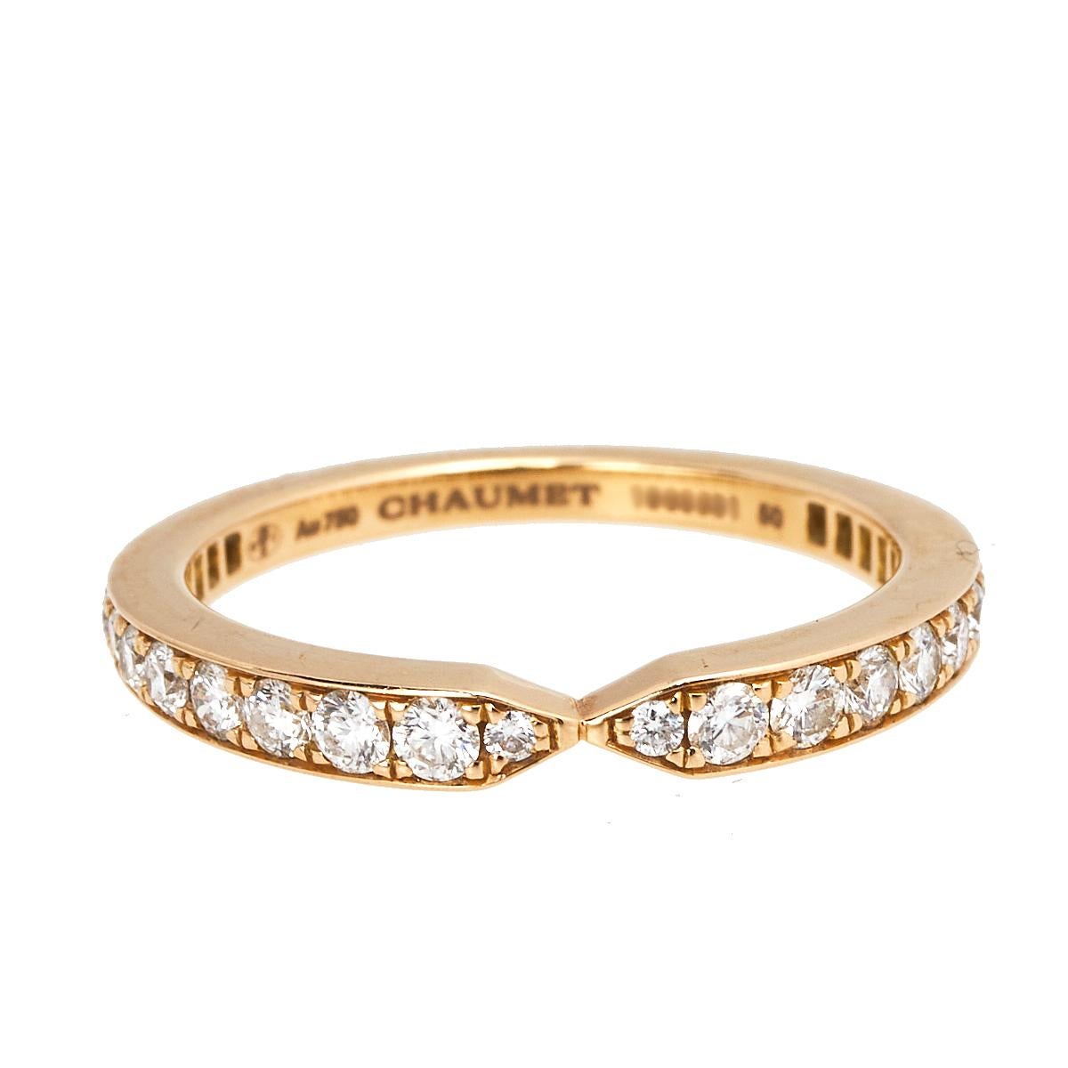 Charming jewelry lovers since its inception, Chaumet stands as a true symbol of exquisite craftsmanship and attention to detail. This magnificent wedding band ring is brought to life using 18k rose gold, adorned with shimmering round brilliant cut