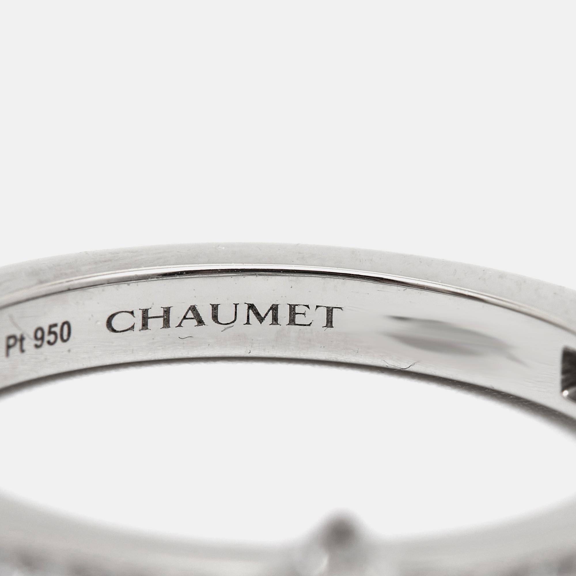 Erleben Sie den Glanz des Chaumet Rings Triomphe de Chaumet, ein Meisterwerk der Handwerkskunst und Schönheit. Dieses exquisite Stück zeigt eine schillernde Reihe von Diamanten, die in glänzendes Platin gefasst sind und zeitlose Eleganz und Anmut