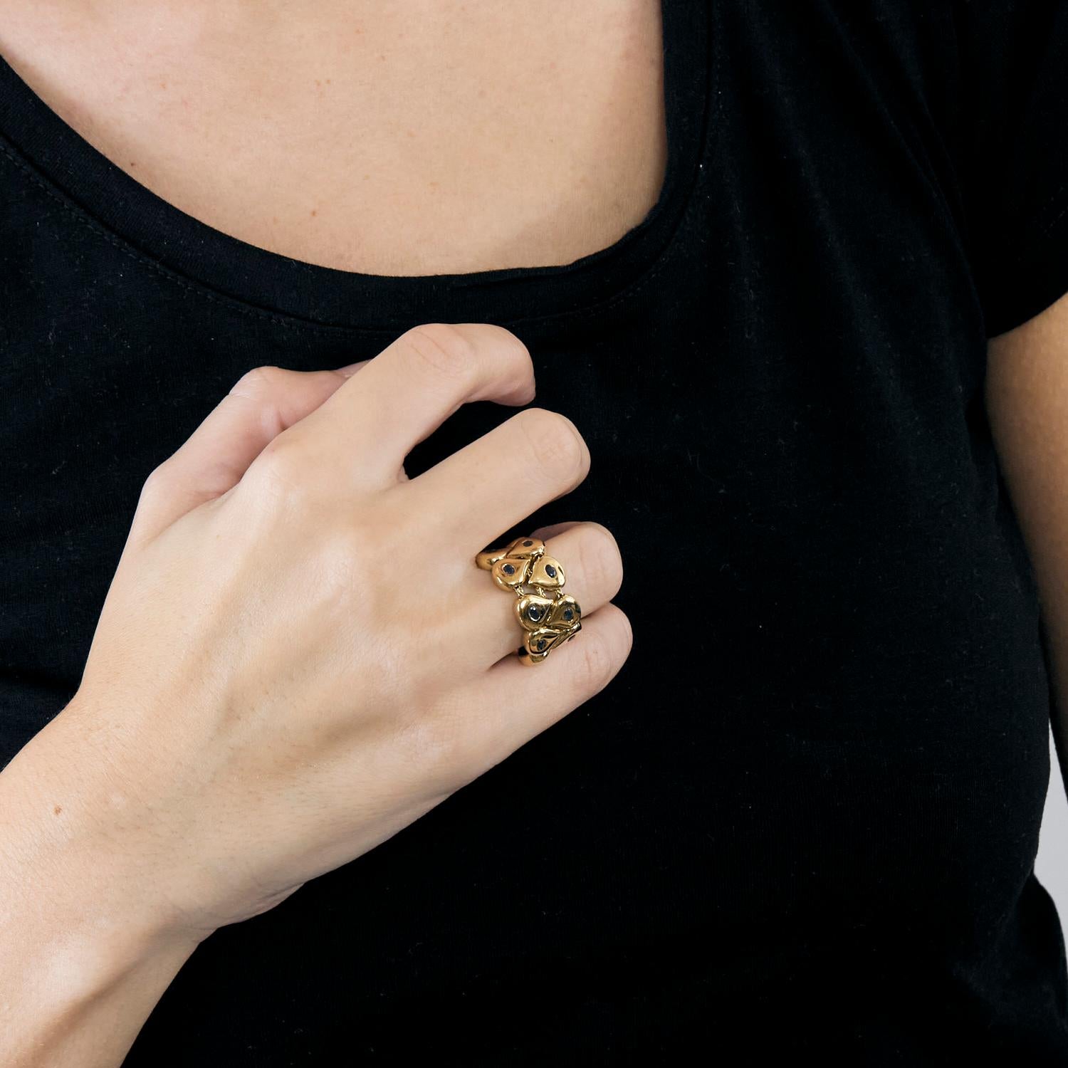 Vintage CHAUMET Tsouka articulated ring in 18k yellow gold and sapphires.
Condition: excellent.
Size: 52/53 (cannot be modified).
Total weight: 13.27 gr.
Width : 1.2 cm.
Circa 1990.
French eagle's head hallmark.
Signed Chaumet and numbered.
Sold