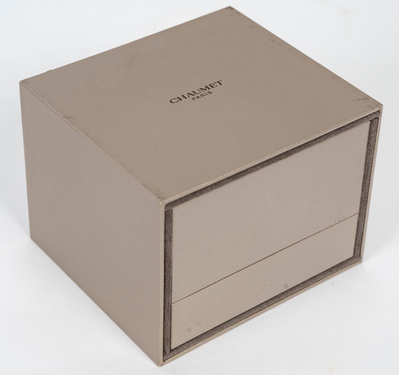 Chaumet velvet watch box for one watch, 1990.

Chaumet watch box, case in its box, circa 1990.
H: 9.5 cm, W: 12.5 cm, D: 11 cm
