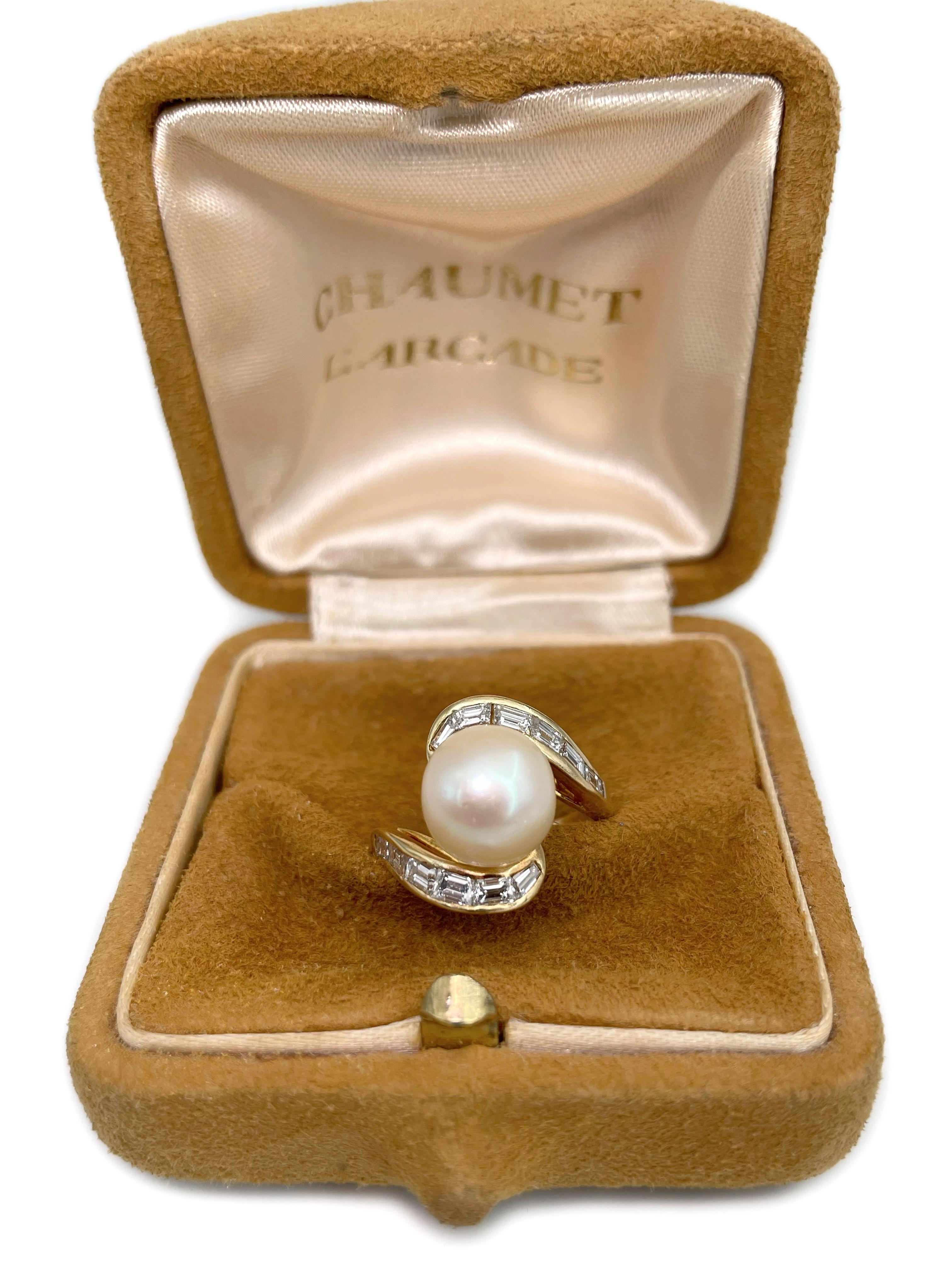 This is a vintage cocktail ring designed by Chaumet in 1980s. 

The piece is crafted in 18K yellow gold. It features:
- 1 cultured pearl
- 12 diamonds (rectangular/trapezoid step cut, TW 0.80ct, RW+/RW, VS) 

Signed: “Chaumet - Paris”.

Weight: