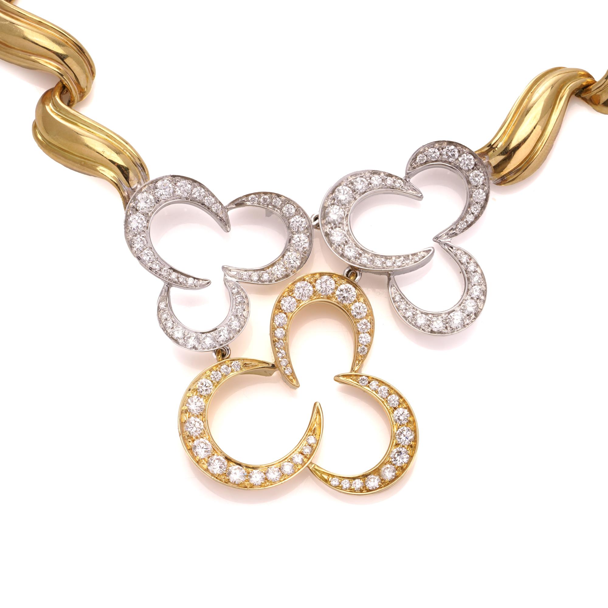Vintage Chaumet chunky bib necklace en or jaune et blanc 18kt orné de trois pendentifs en forme de tête de fleur sertis de diamants ronds de taille brillant.
Entièrement poinçonné. 

Dimensions :
Largeur intérieure : 15 cm 
Longueur x largeur du