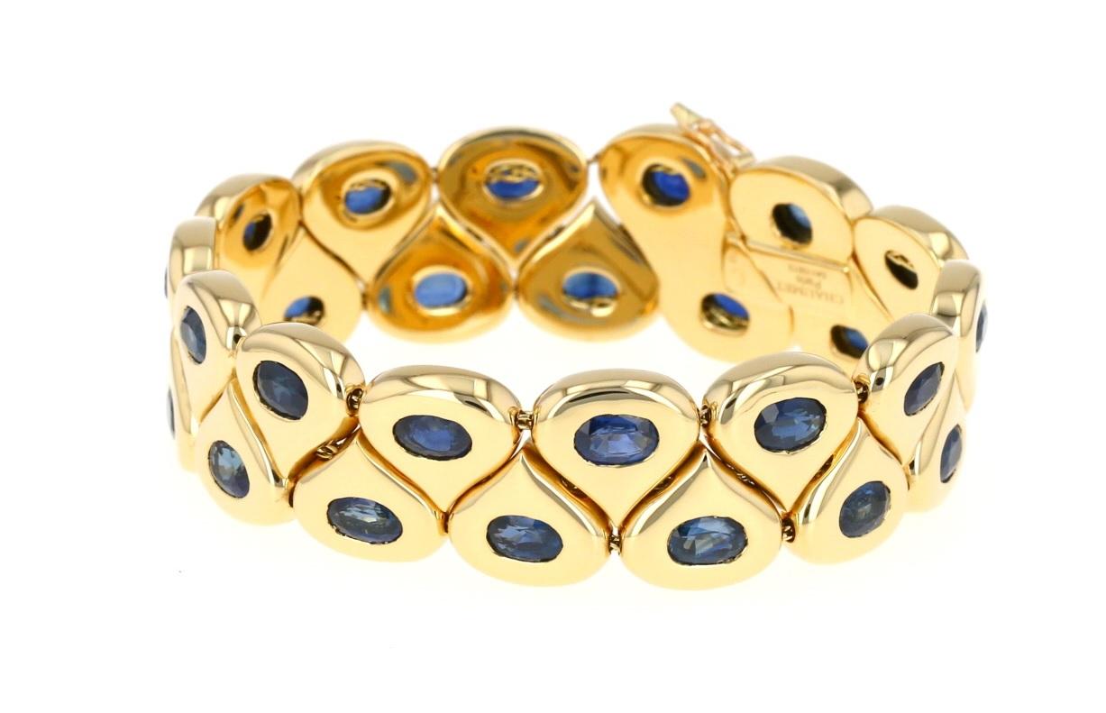Chaumet vintage bracelet in yellow gold and sapphires, composed of of a series of piriform half-articulated patterns in yellow gold, holding of superb sapphires oval cut weighting a total of about 14 carats in their center.
Signature: Chaumet and