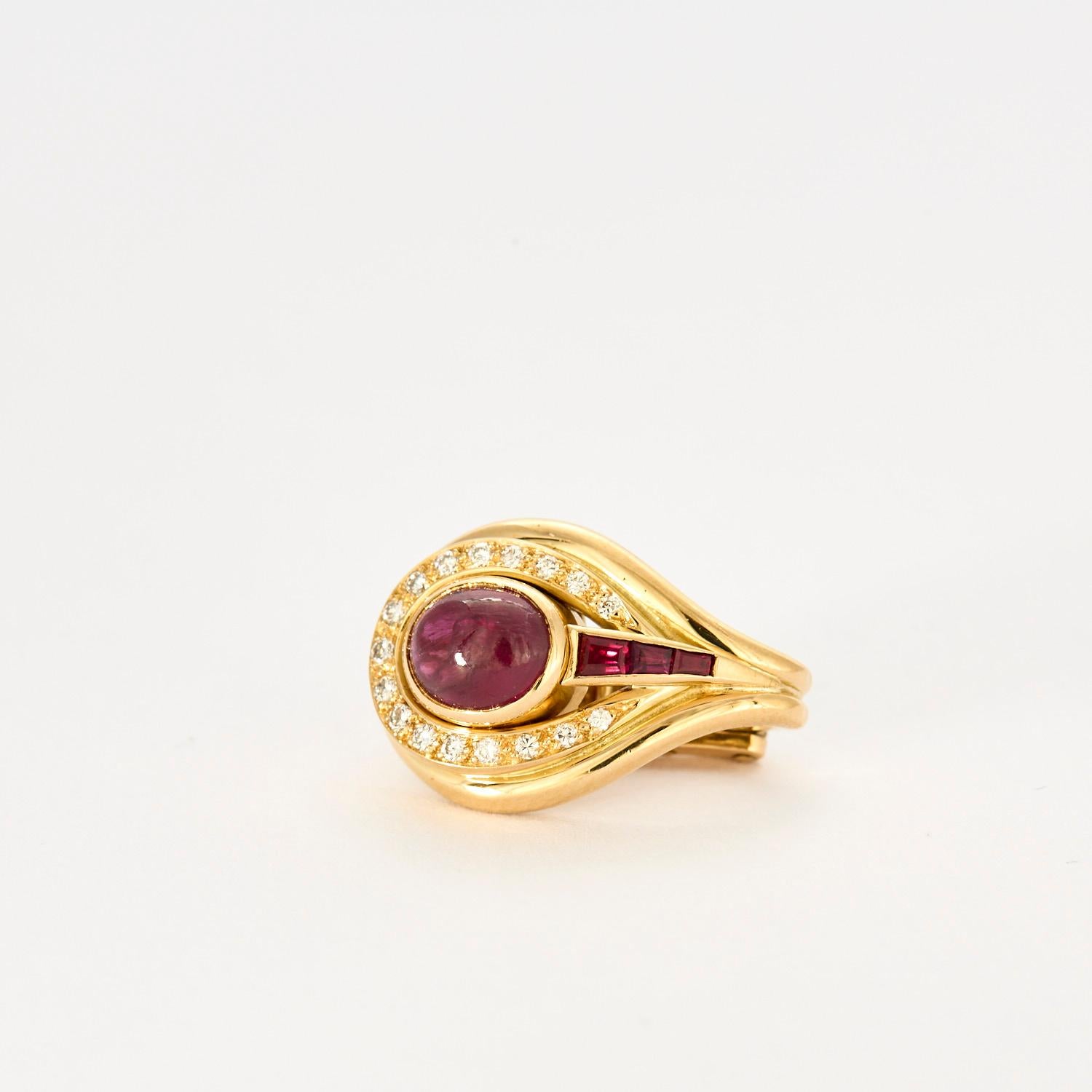 CHAUMET earrings, vintage model in 18k yellow gold, diamonds, rubies and pink tourmalines.
Condition: very good.
Dimensions : 2.2 x 1.5 cm.
Weight : 17.90 gr.
Signed Chaumet, maker's marks.