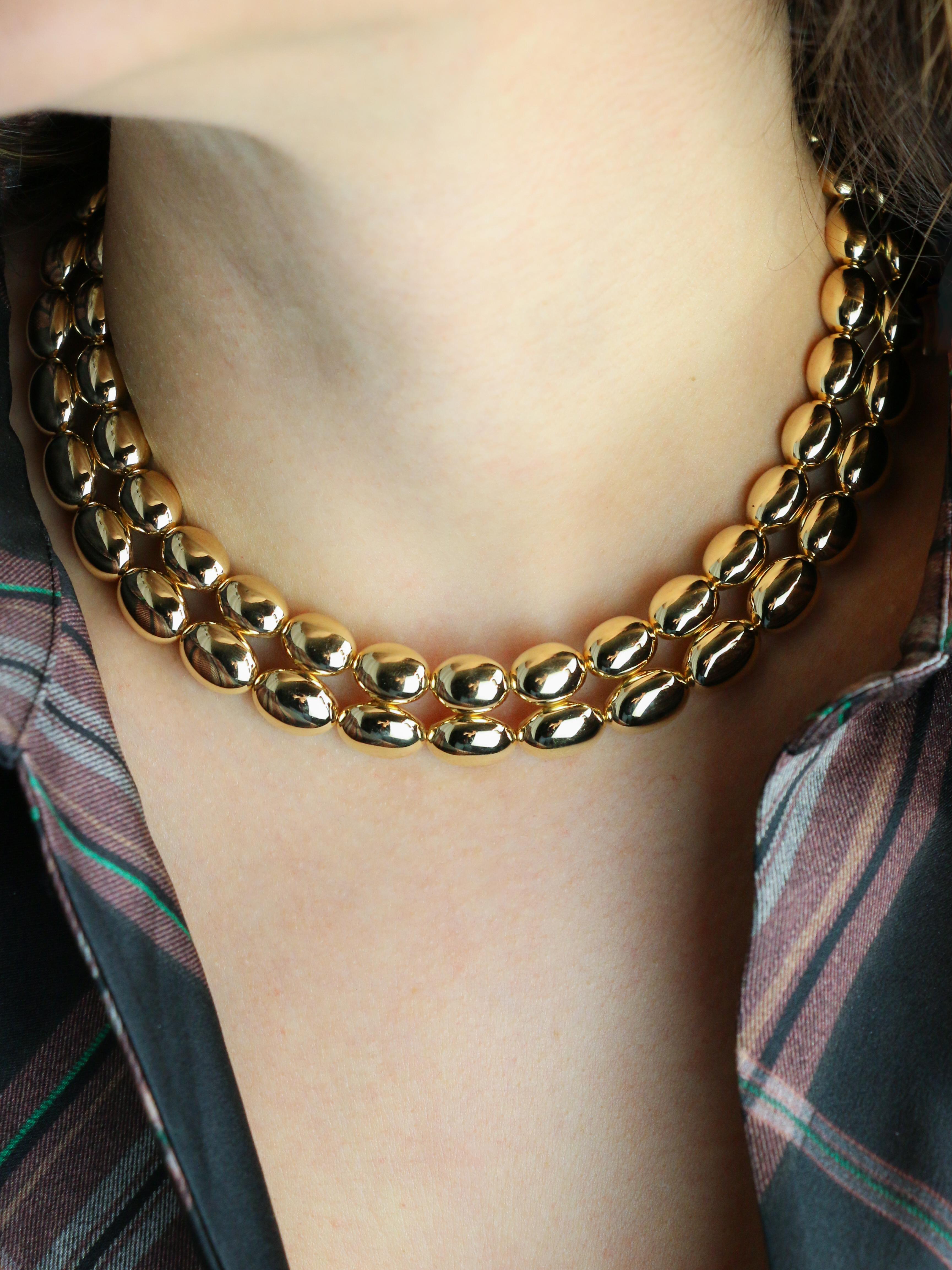 Vintage Chaumet necklace Magellan model in yellow gold
CHAUMET - Necklace in 18k yellow gold (750°/°°) Magellan model double row composed of articulated gold disc links. French vintage work from the 1990s. Signed Chaumet Paris and numbered. Presence
