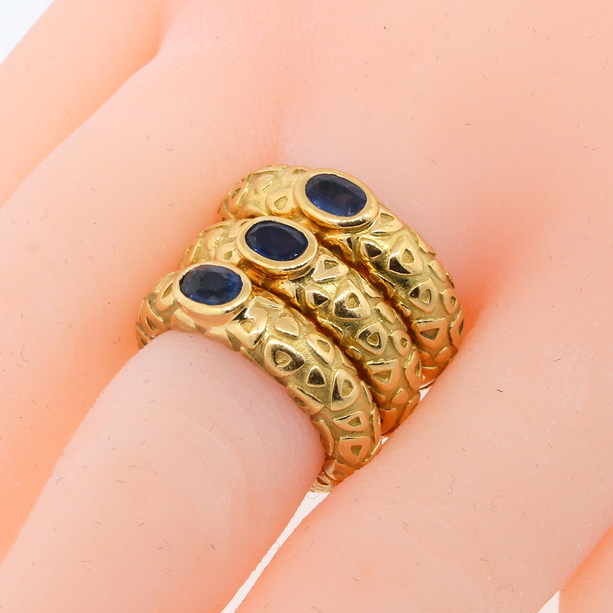 Dieser Ring des berühmten französischen Juwelierhauses Chaumet trägt eines der charakteristischen Strukturmuster des Hauses. 

18 kt Gelbgold
Verfügbare Größen: 6, 6.25, 6.5
Kann auch gestapelt getragen werden