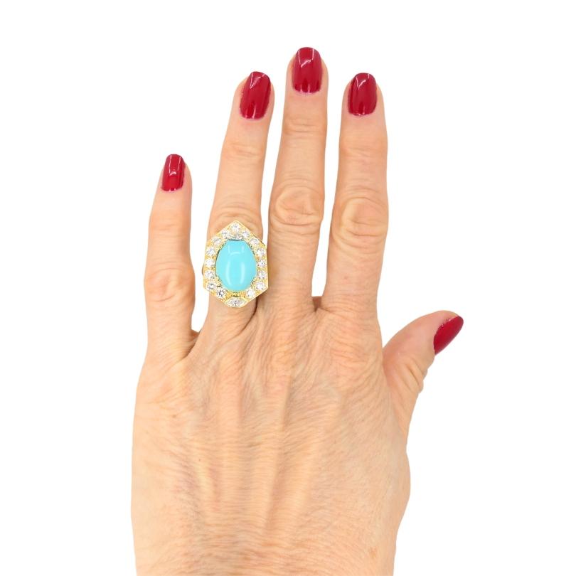 Uno splendido anello Chaumet vintage con turchese, realizzato in oro 18 carati e diamanti.
Un imponente turchese cabochon è incorniciato da un'aureola di diamanti taglio rotondo incastonati in un ricco oro giallo. Nella parte inferiore