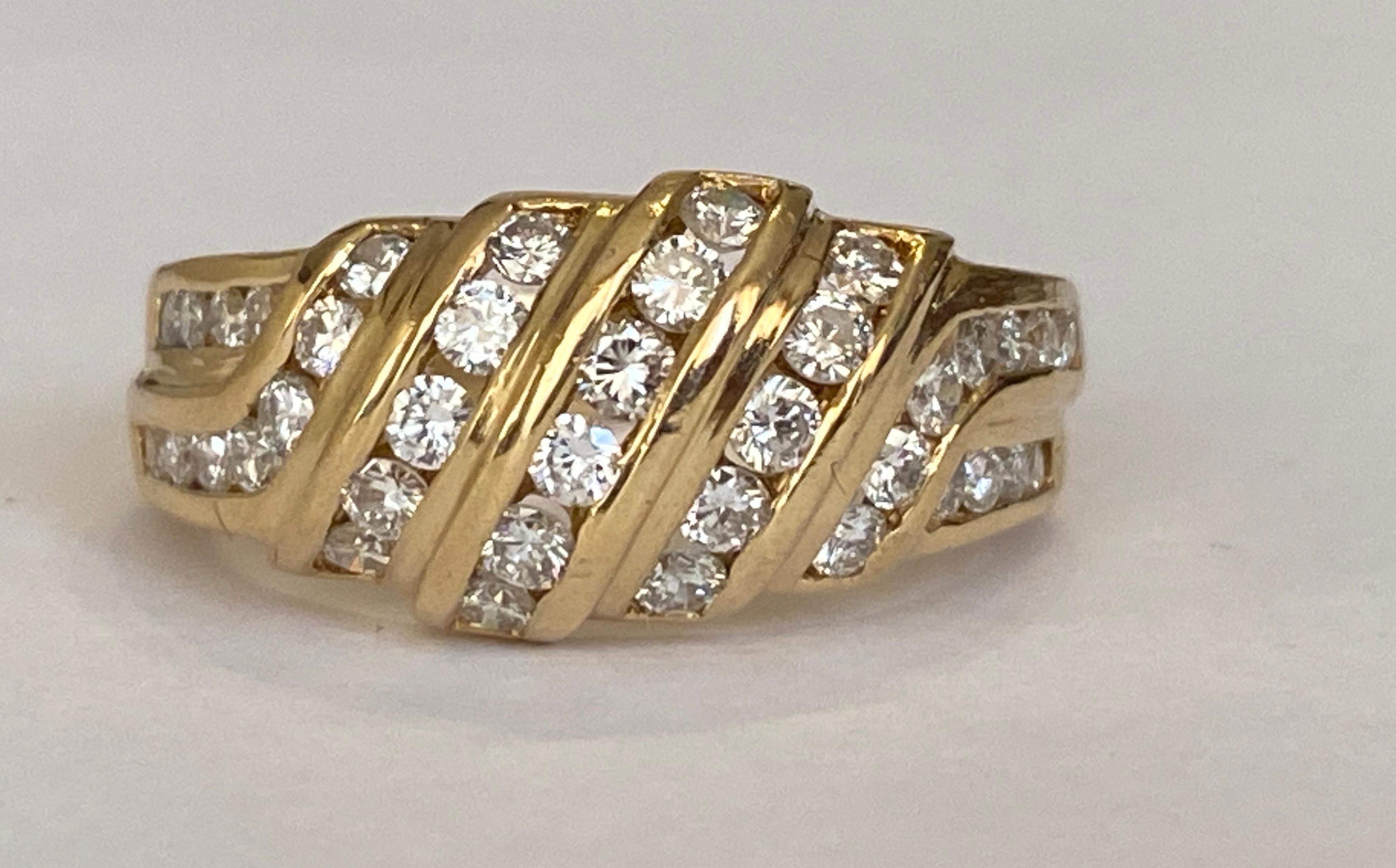 Offert Belle bague vintage en or jaune 18k et diamants fabriquée à Paris France par la maison de joaillerie Chaumet. La bague est sertie de 38 diamants ronds de taille brillant, d'environ 0,90 carat, de qualité F/VS. La bague est estampillée CHAUMET