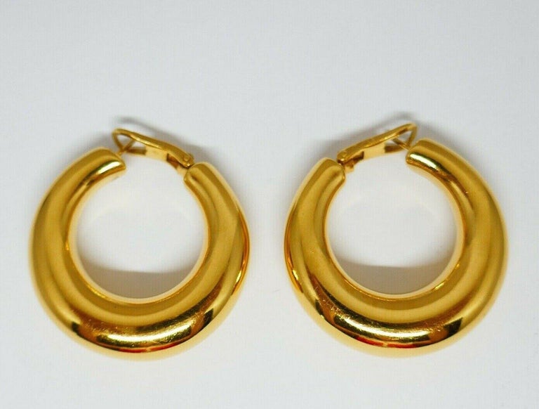 Perfect size vintage hoops from Chaumet made of 18k yellow gold with a nice mate finish. 
Stamped with the Chaumet maker's mark, a serial number and a hallmark for 18k gold. 
Measurements: diameter is 1 3/8