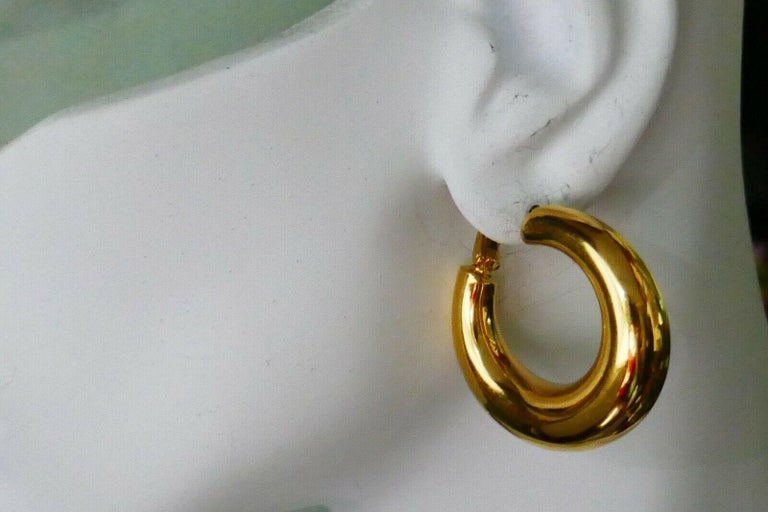Chaumet Vintage Yellow Gold Hoops Earrings In Excellent Condition In Beverly Hills, CA