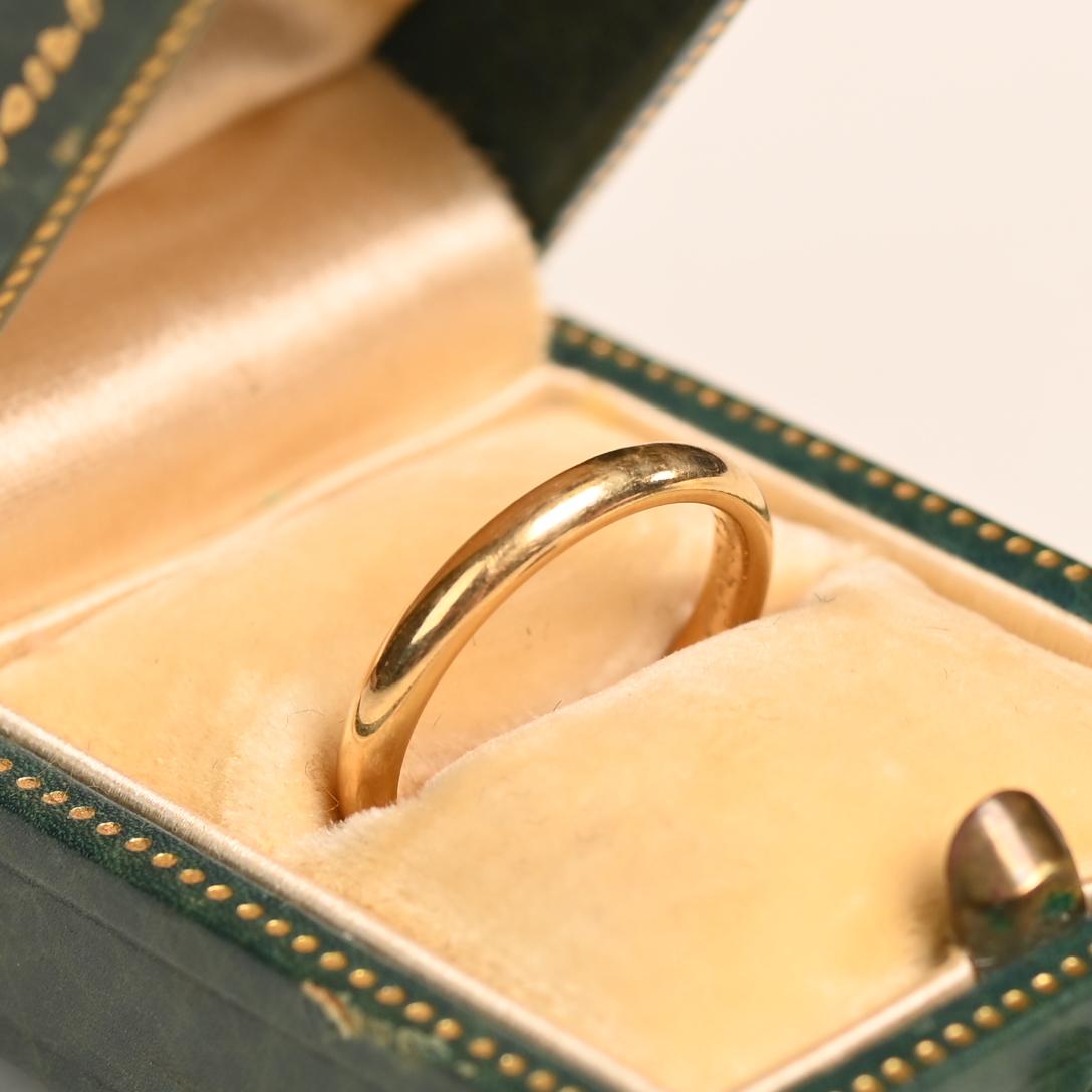 Als zeitloser Ausdruck von Eleganz ist dieser Vintage-Trauring von Chaumet ein echtes Zeugnis für die beständige Handwerkskunst des kultigen französischen Hauses. Das handgefertigte Band aus leuchtendem 18-karätigem Gelbgold strahlt eine ruhige