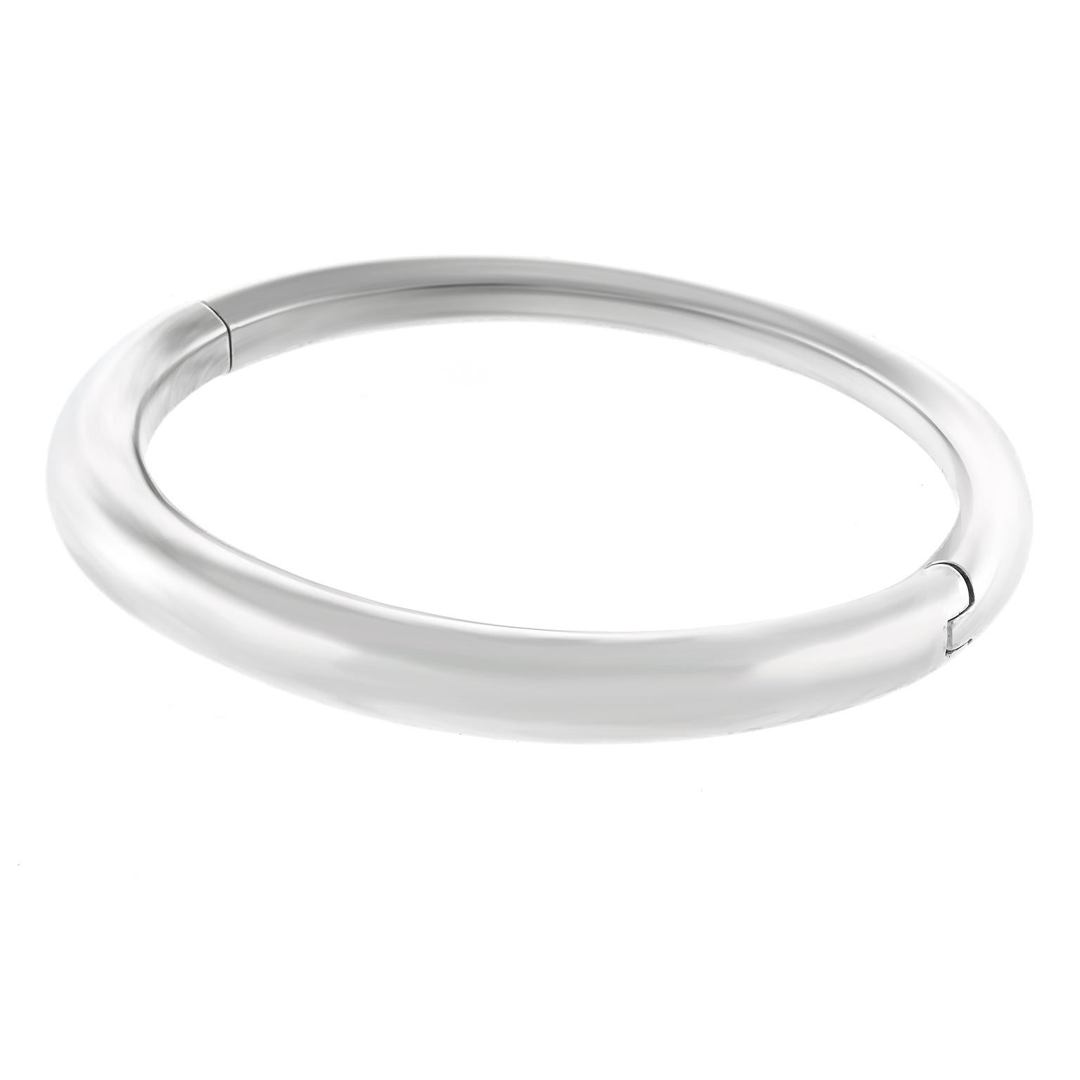 Chaumet White Gold Bangle In Excellent Condition In Litchfield, CT