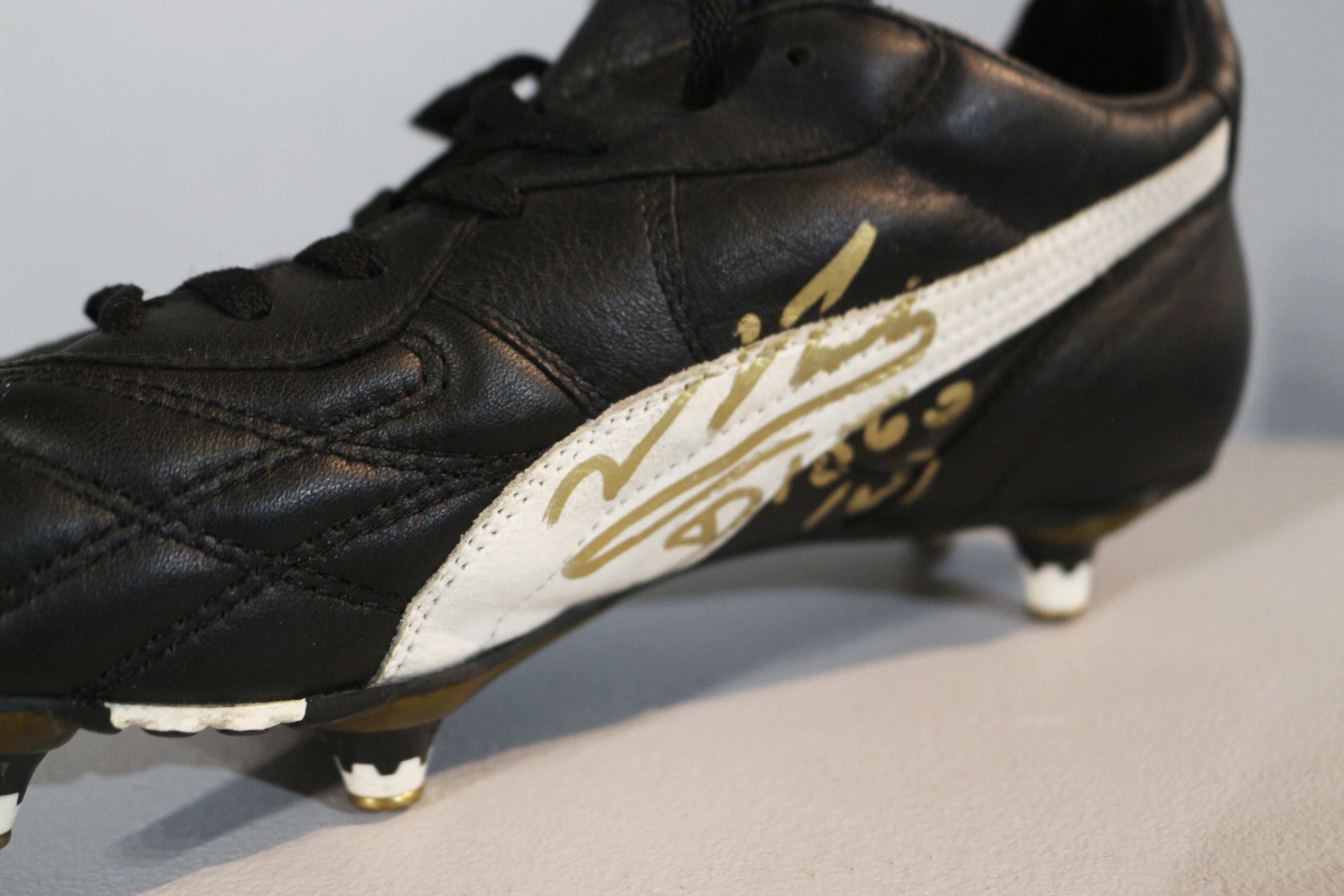 Chaussure à Crampons Puma Dédicacée par Diego Maradona – Pièce de Collection Unique

Plongez dans l’histoire du football avec cette chaussure à crampons Puma, authentiquement dédicacée par Diego Maradona, l’un des plus grands joueurs de tous les