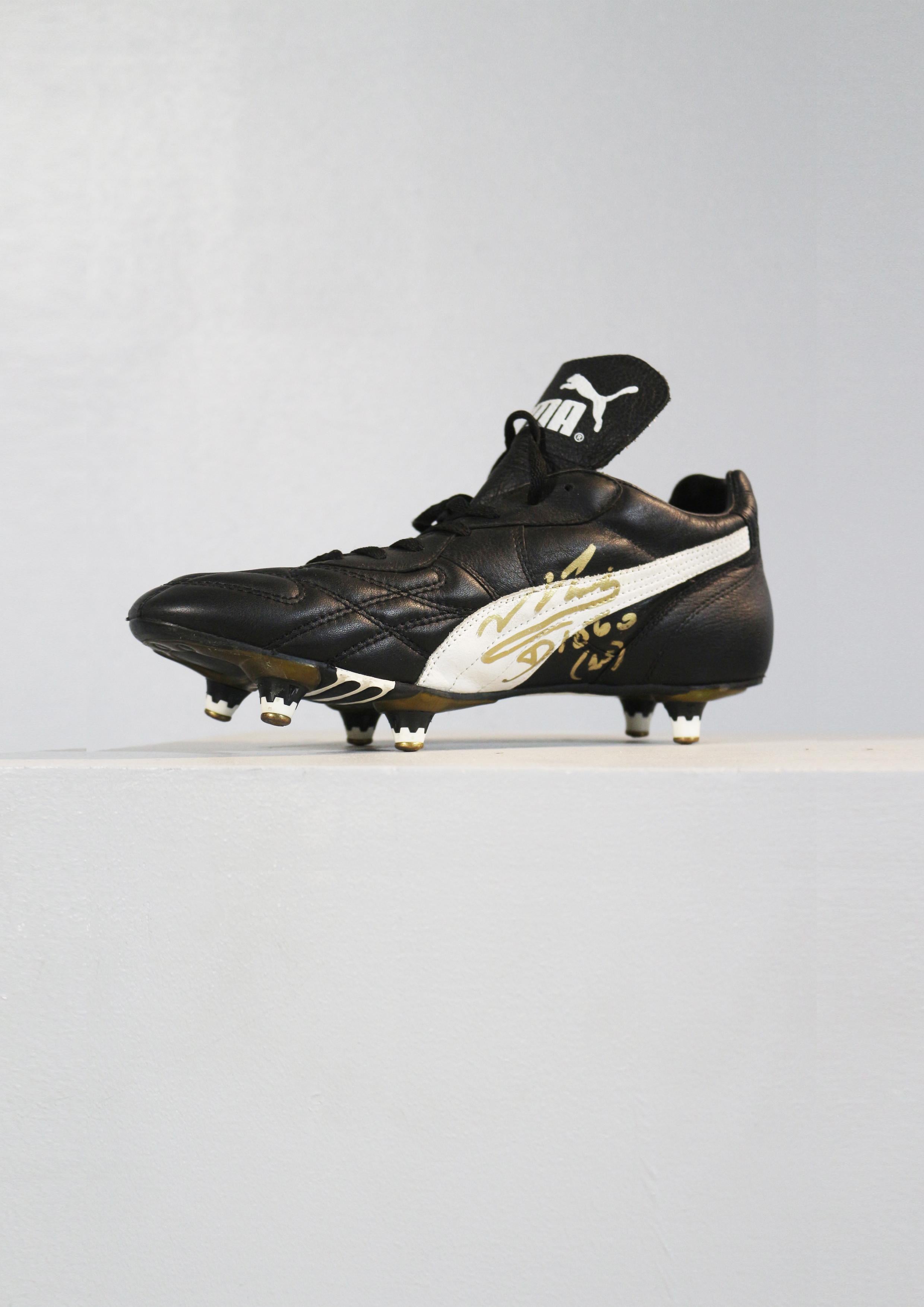 Modern Chaussure à Crampons Puma signée par Diego Maradona For Sale