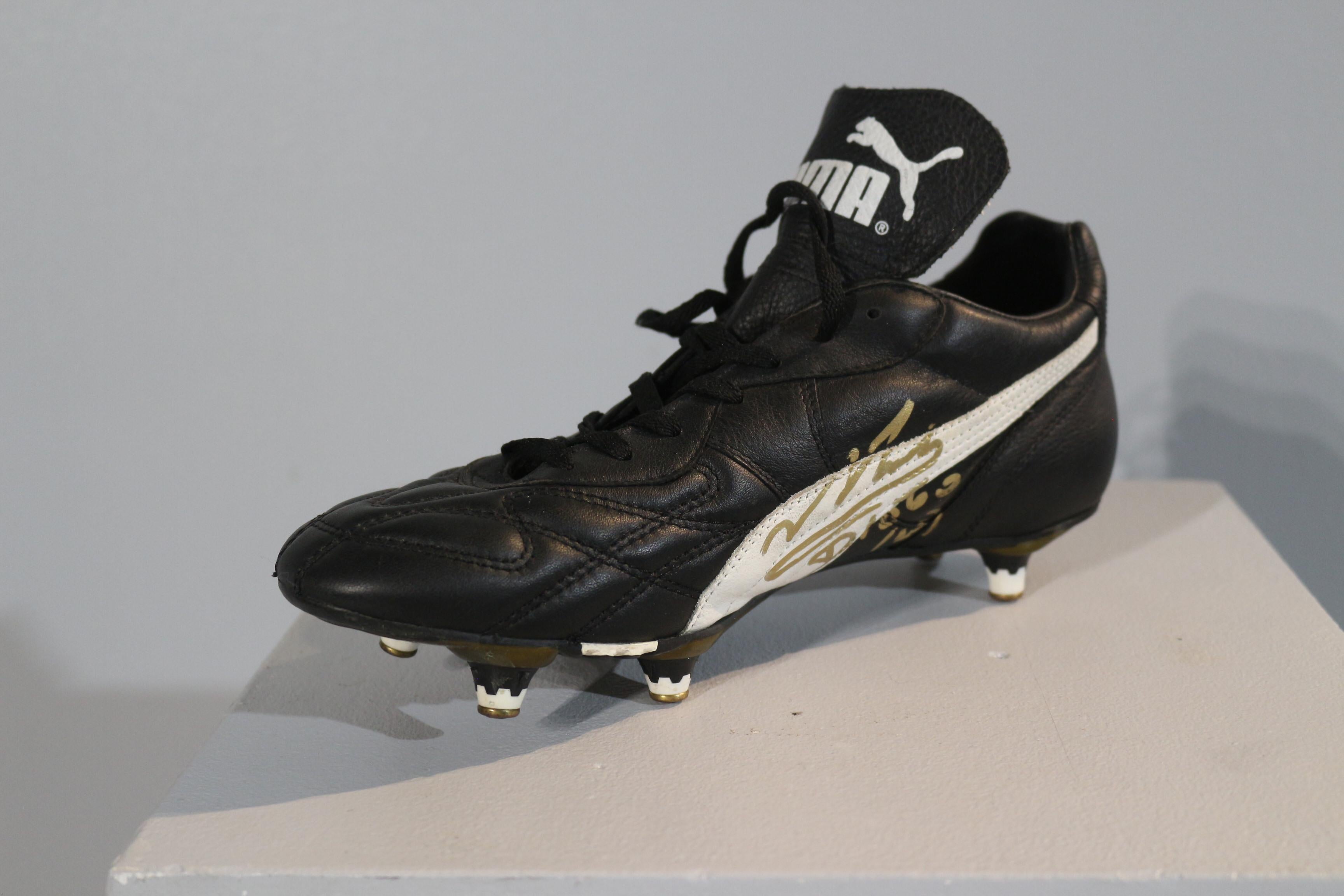 French Chaussure à Crampons Puma signée par Diego Maradona For Sale