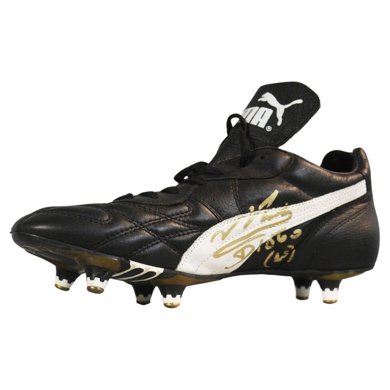 Chaussure à Crampons Puma signée par Diego Maradona For Sale at