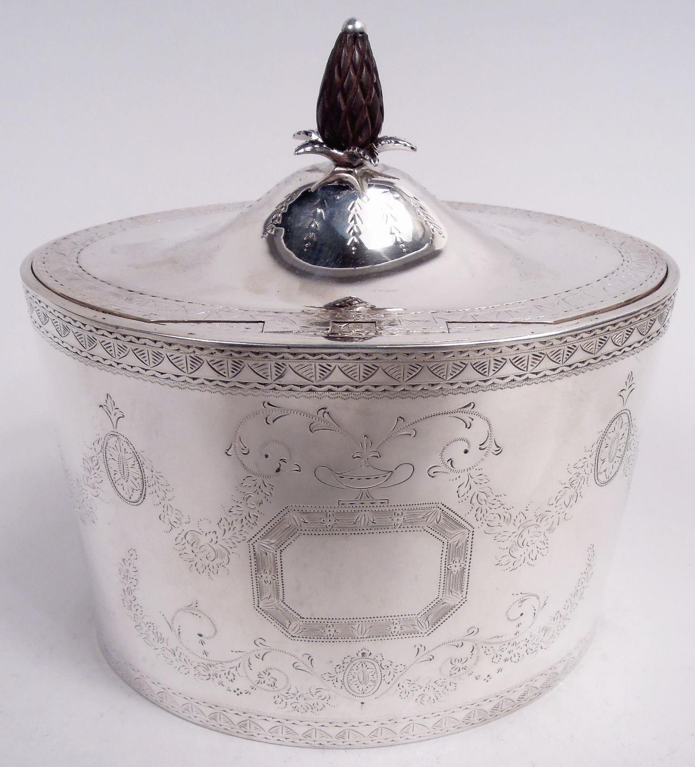 Porta tè in argento sterling di Giorgio III. Realizzato da Henry Chawner a Londra nel 1788. Ovale con lati dritti. Coperchio incernierato e a cupola con terminale in perline e legno intagliato incastonato in una montatura a foglie. Ornamenti
