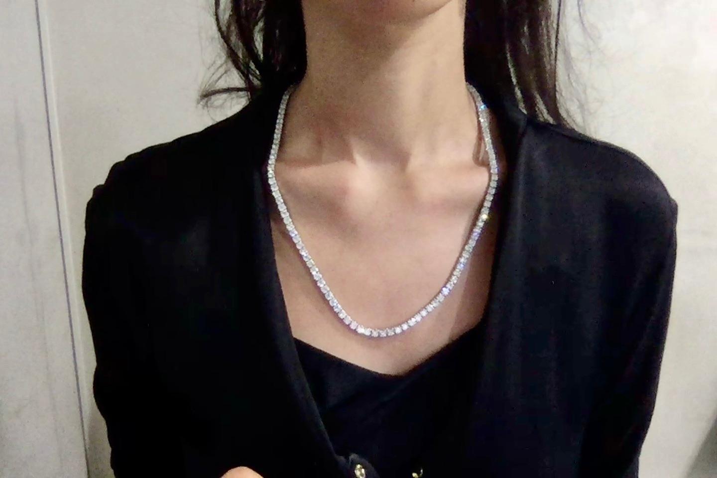 CHE 25 Karat Diamant-Tennis-Halskette in 14k Weißgold mit 4 Zacken gesetzt BY MIKE NEKTA (Rundschliff) im Angebot