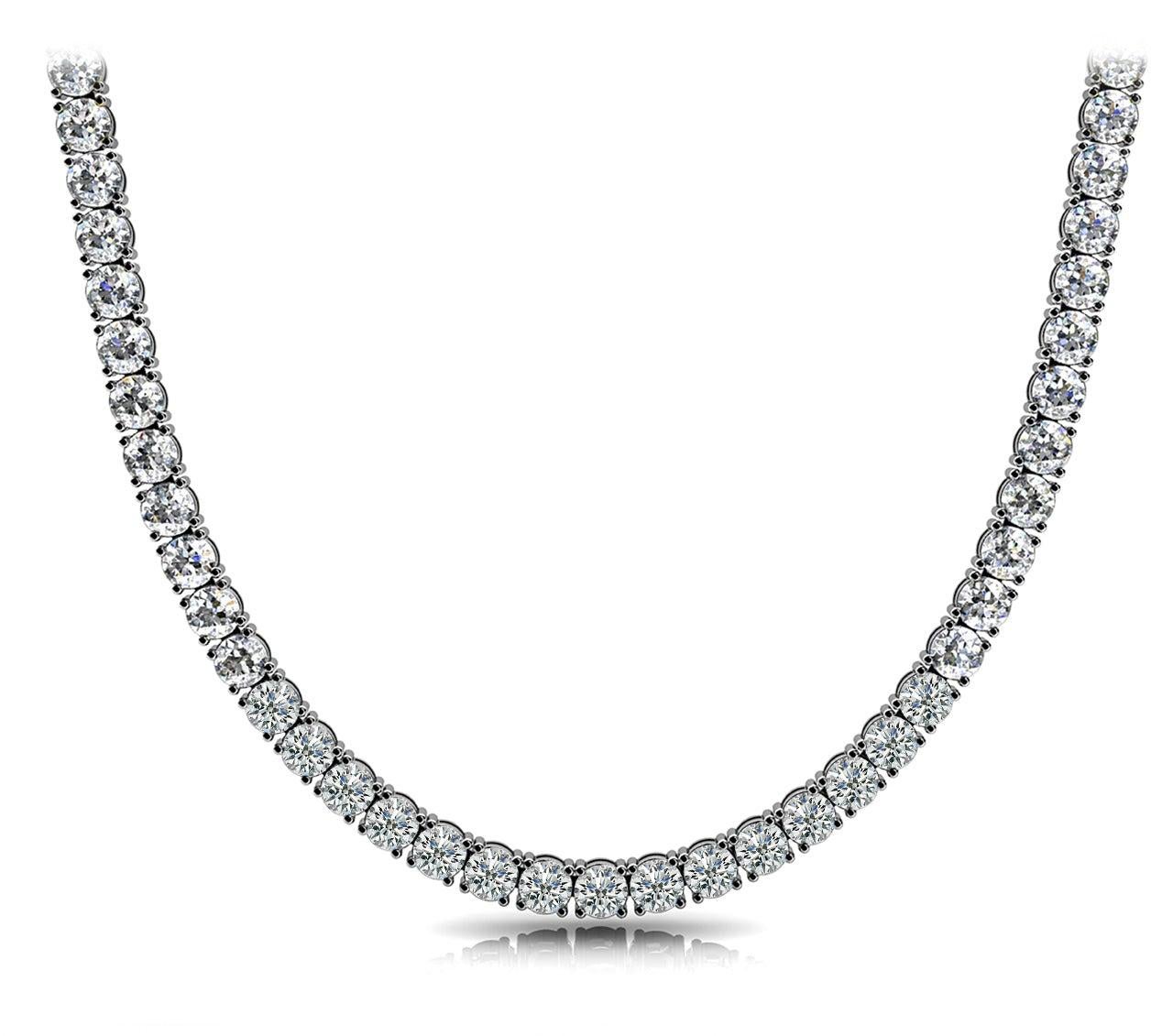 Le collier de tennis CHE est composé de 123 diamants ronds et brillants à 20 pointes pesant au total environ 25 carats, sertis sur de l'or blanc 14 carats à quatre griffes. 
Fabriqués méticuleusement à la main et à la perfection dans notre propre