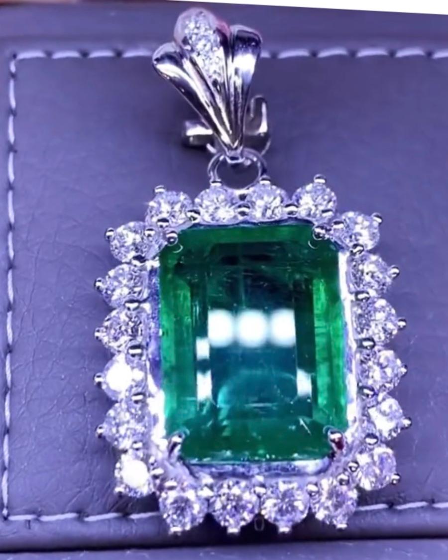 A stunning pendant in contemporary design, so original and elegant , a very original style, by Italian designer.
 Pendant come in 18k gold with natural  Zambia Emerald, fine quality, of 14,00 carats , stunning color, and natural diamonds in round