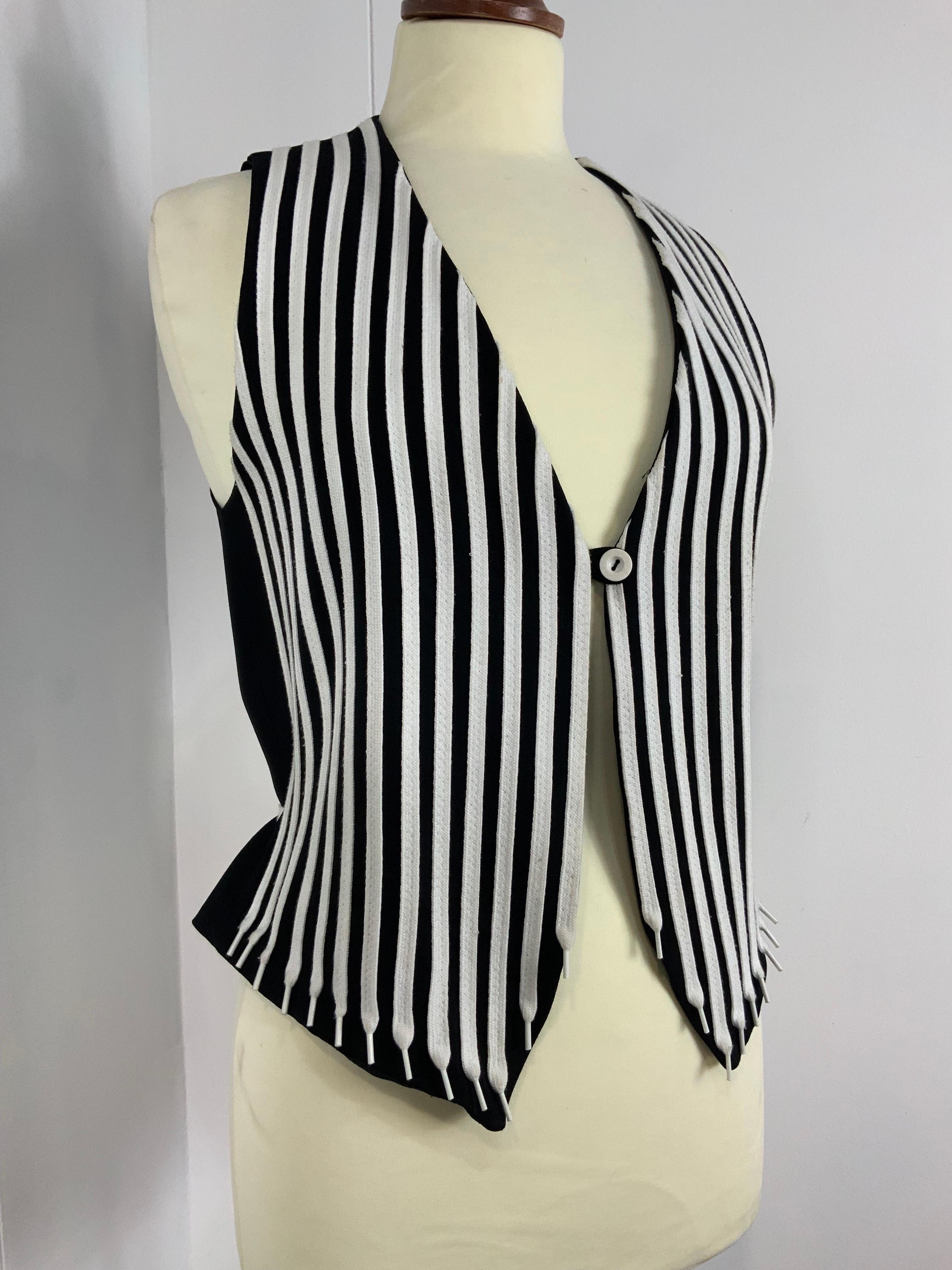 CHEAP AND CHIC BY MOSCHINO VEST.
Amazing vintage item.
In acetate and rayon.
Particular detail of strings.
Italian size 42.
Shoulders 27 cm
Bust 44 cm
Length 56 cm
In good general condition, it shows signs of normal use.