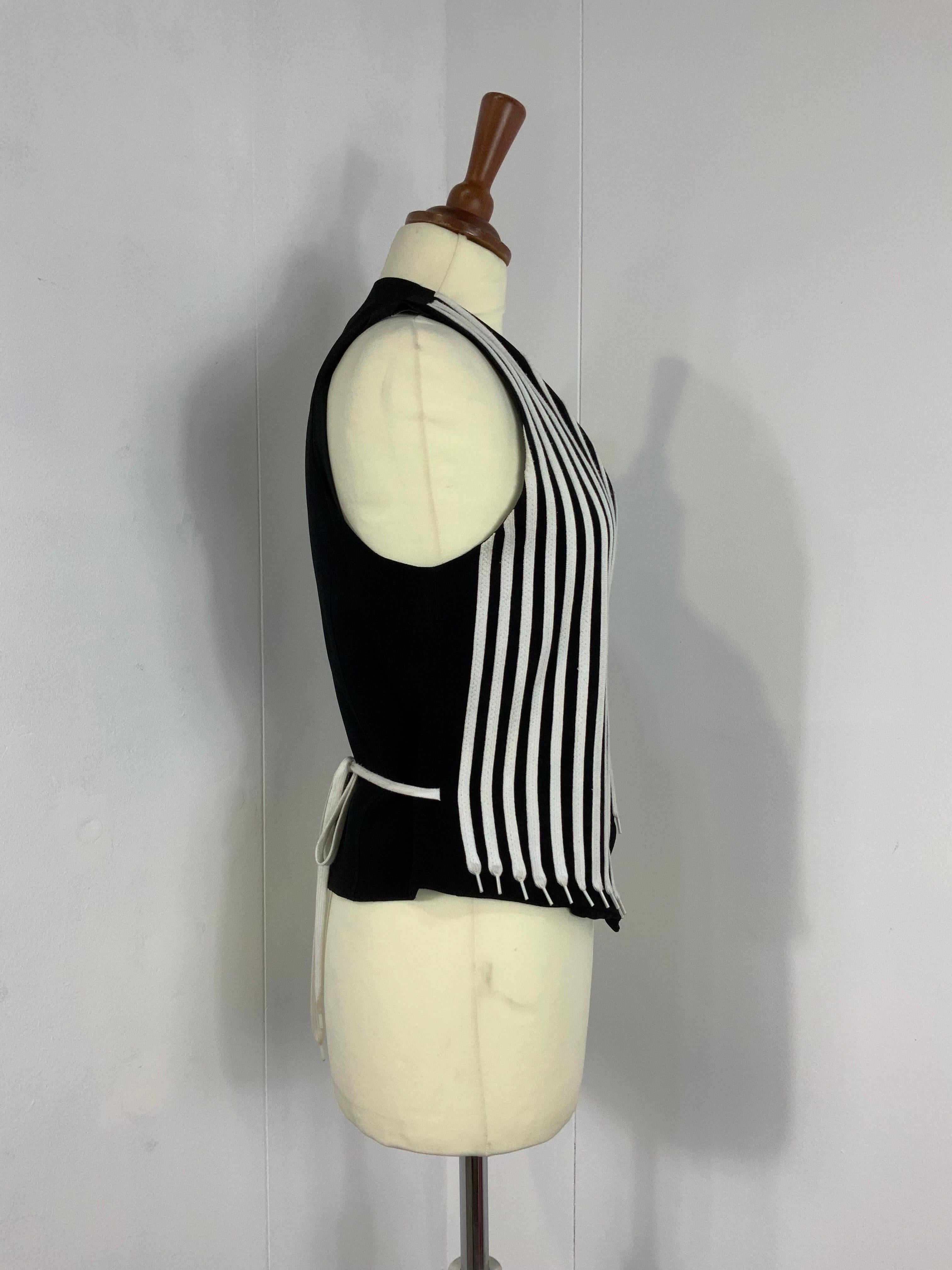 Cheap and Chic by Moschino vintage strings Vest In Good Condition For Sale In Carnate, IT