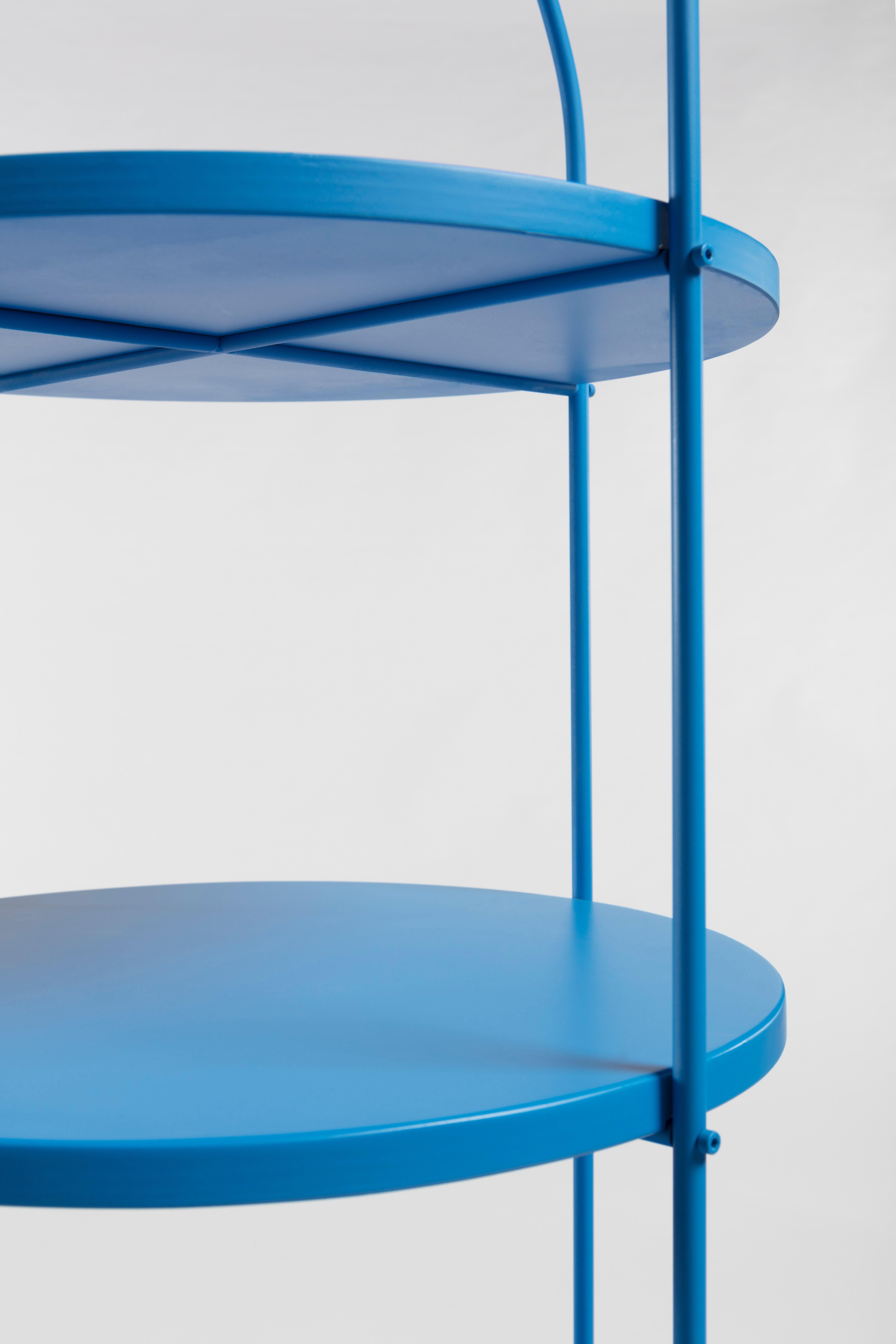 Tables on one or more levels, furnish ironically without remaining unnoticed. Ideal companions for public and private environments and contexts.
The structure is a curved metal round, with bolted beams, shelves and container in matte lacquered