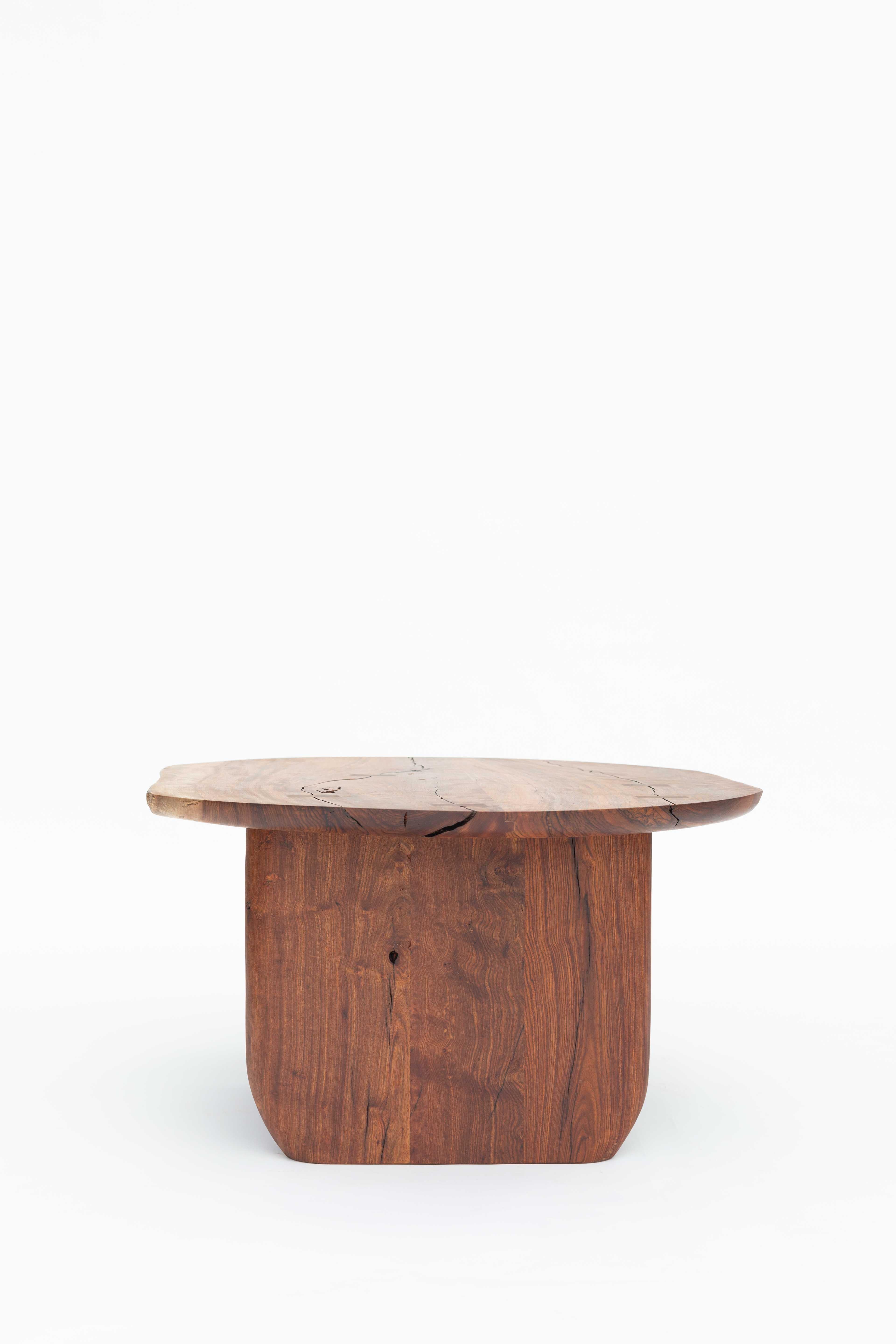 Cette table basse est élaborée à partir de remarquables planches de bois provenant de l'arbre Chechen - Black Poisonwood, l'un des bois durs les plus appréciés du sud du Mexique. Il se caractérise par ses beaux dessins naturels avec des tons de