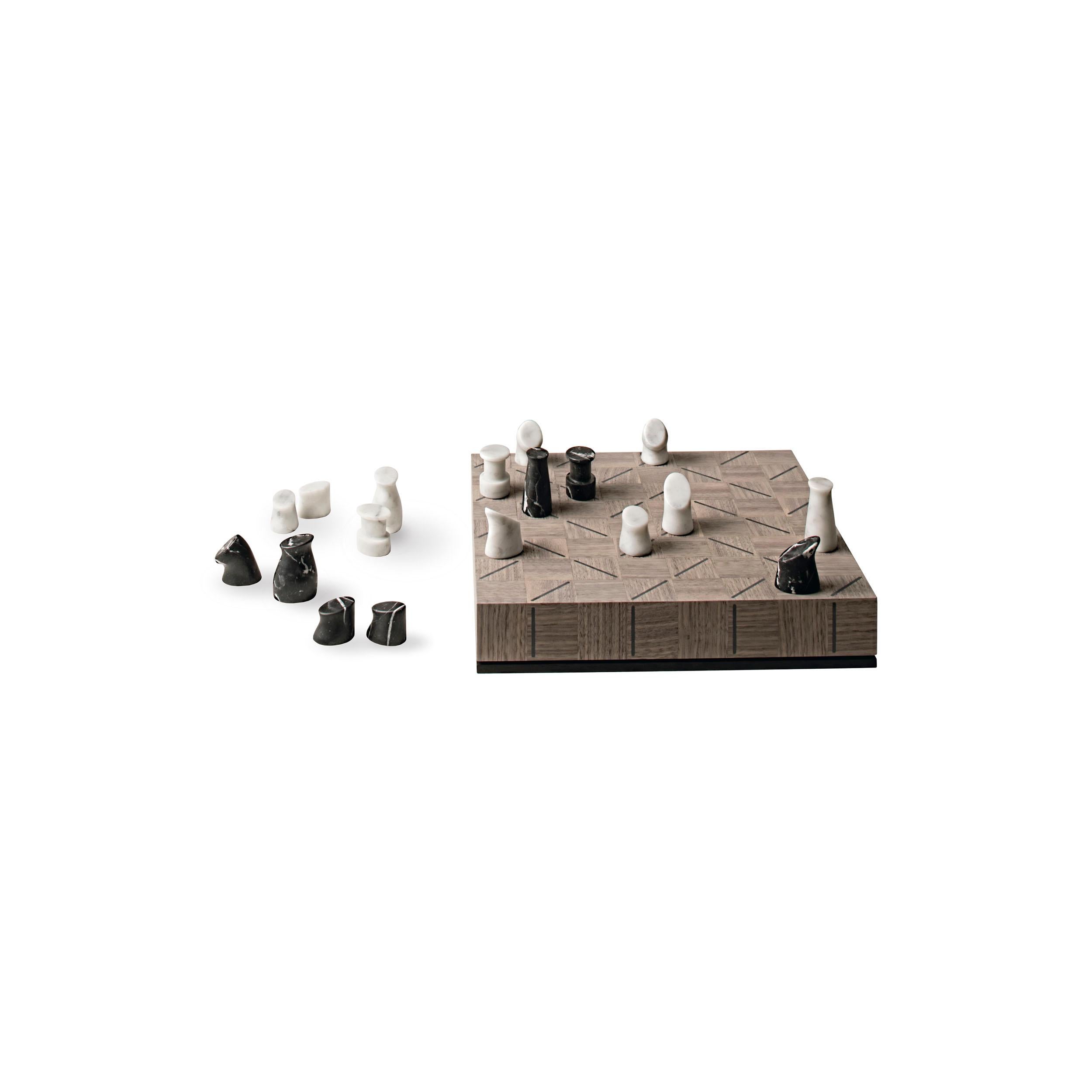 Checkerboard 38 x 38 cm in canaletto walnut with gray finish (fin.2W).
The chess pieces, made of calacatta and black marble, are contained in the leather-lined interior.
It is an objet d'art not only because of its reinterpretation of the classic