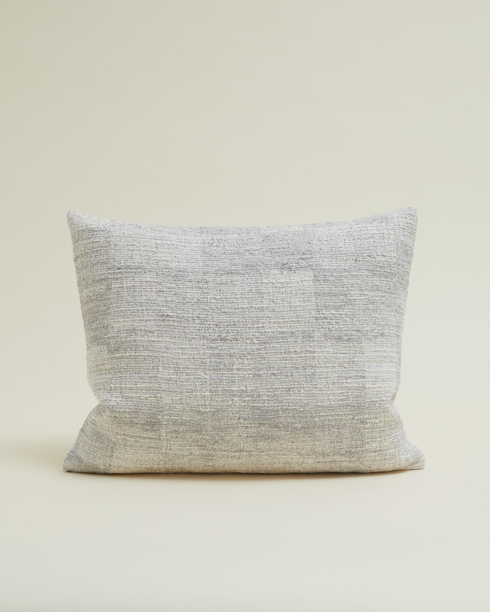 Moderne Coussin en lin de laine texturé brut gris et crème 60x50 cm en vente