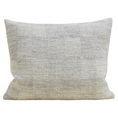 Kariertes Leinenkissen aus roher strukturierter Wolle in Grau und Creme 60x50cm