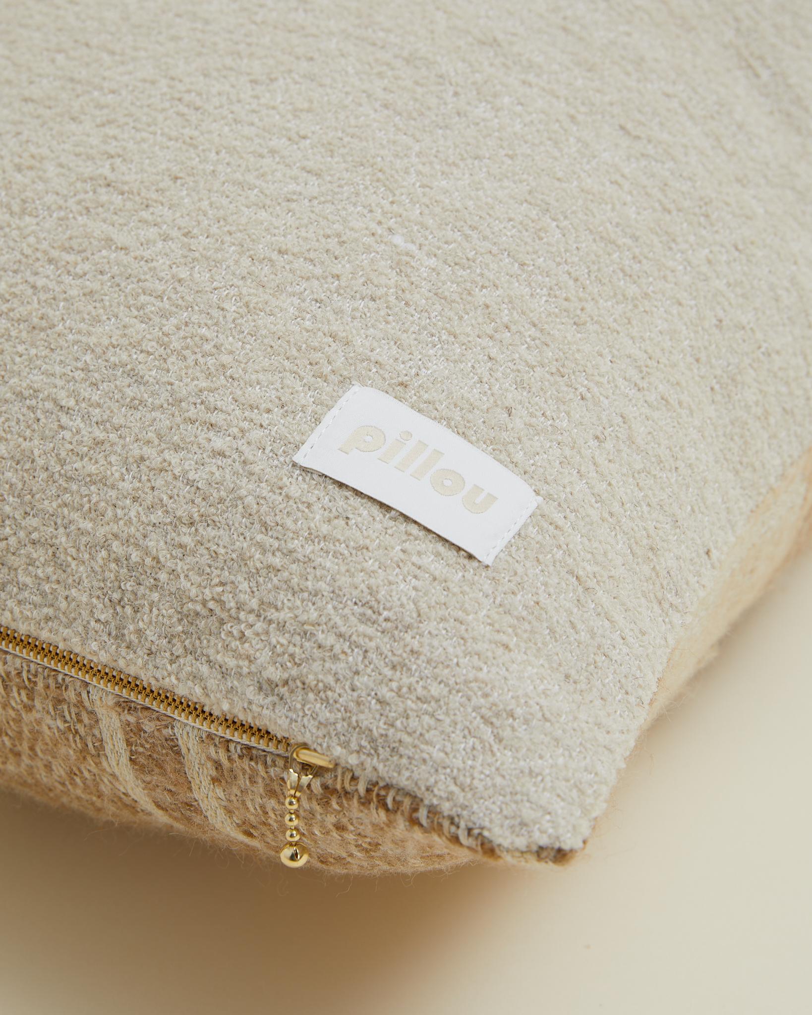 Tessuto Cuscino in tessuto scandinavo vintage a quadri in crema e beige 60x60 cm in vendita