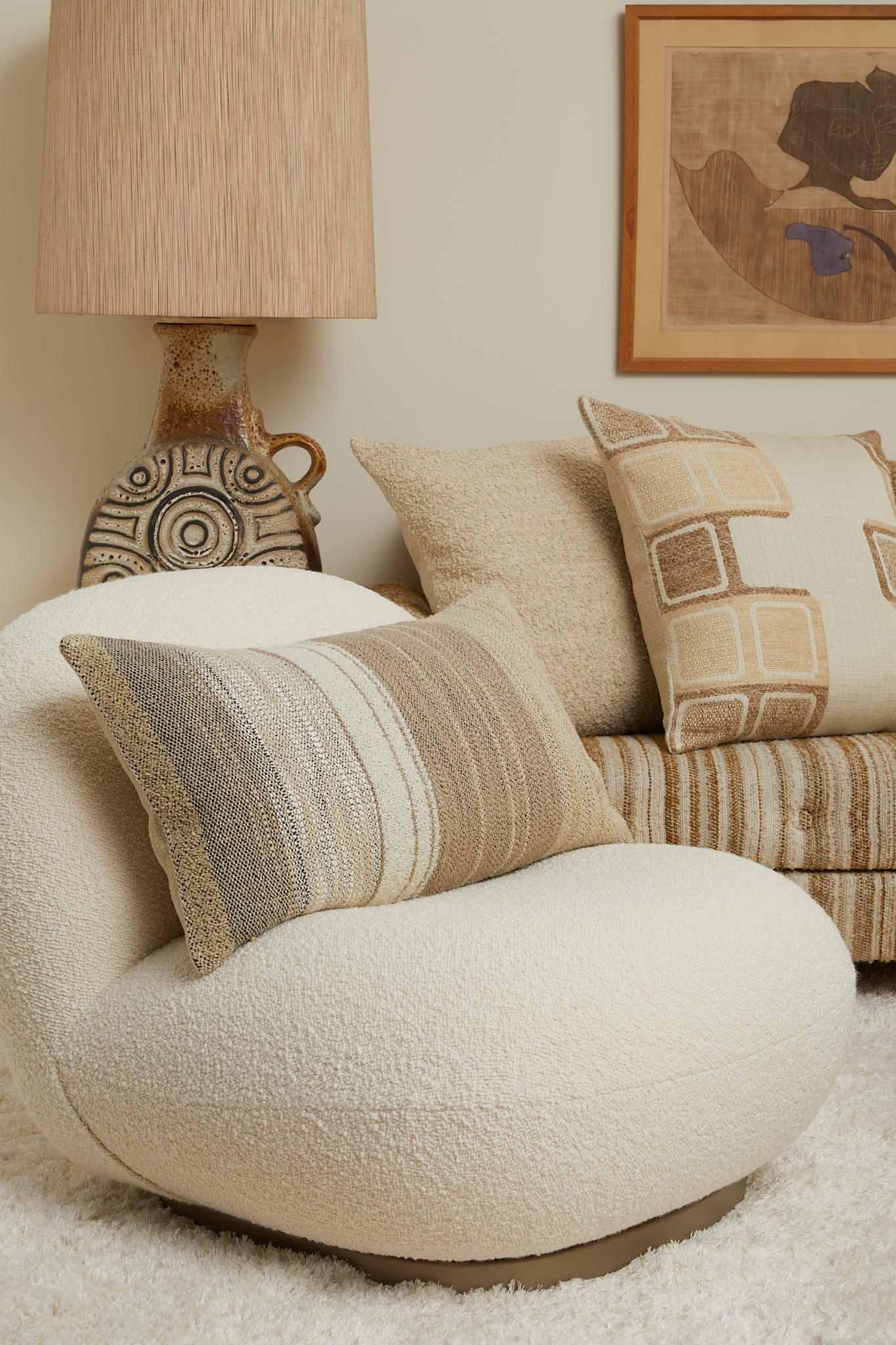 Kariertes Kissen aus skandinavischem Vintage-Stoff in Creme und Brown 60x60 cm im Zustand „Gut“ im Angebot in Stockholm, SE