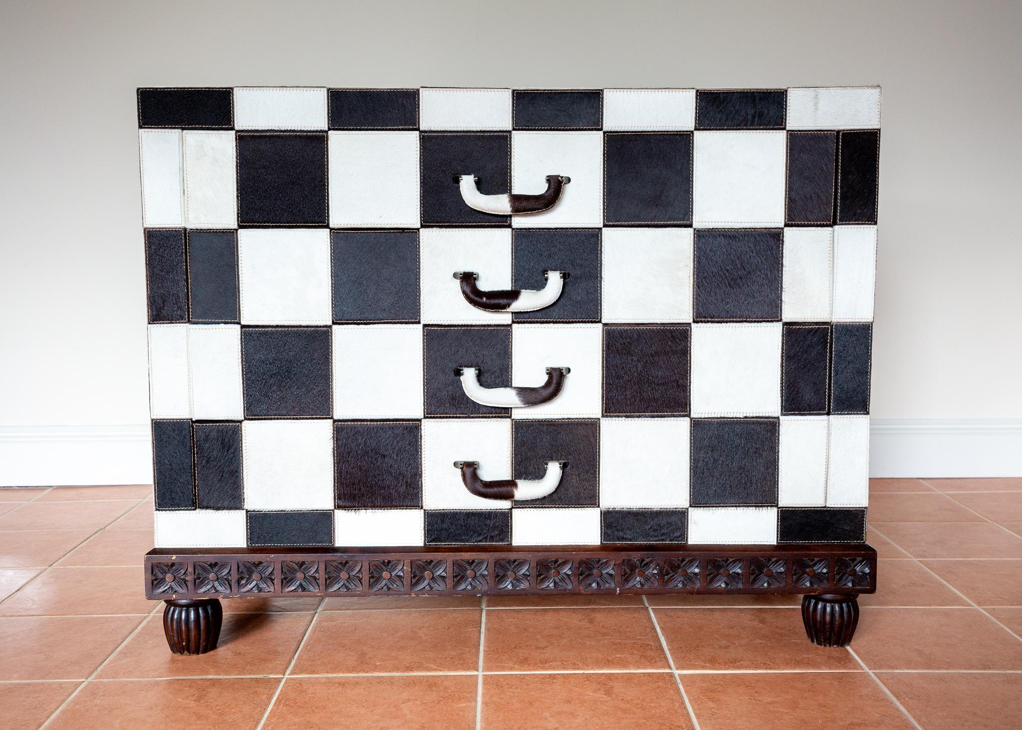 Cassettiera a scacchiera in pelle di mucca antica Casa di campagna in bianco e nero in vendita 2