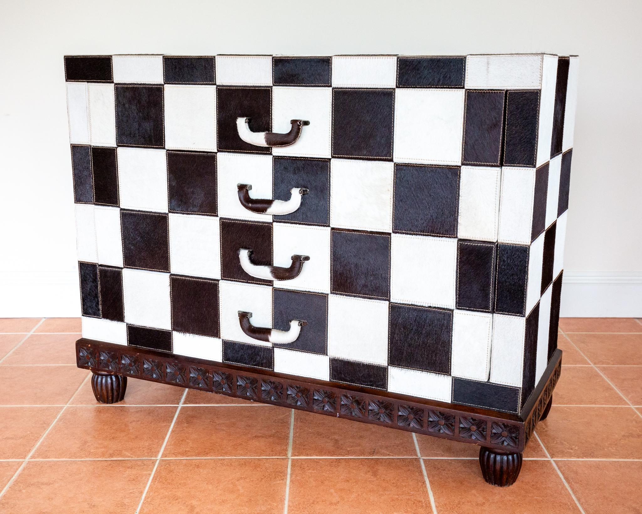 Cassettiera a scacchiera in pelle di mucca antica Casa di campagna in bianco e nero in vendita 4