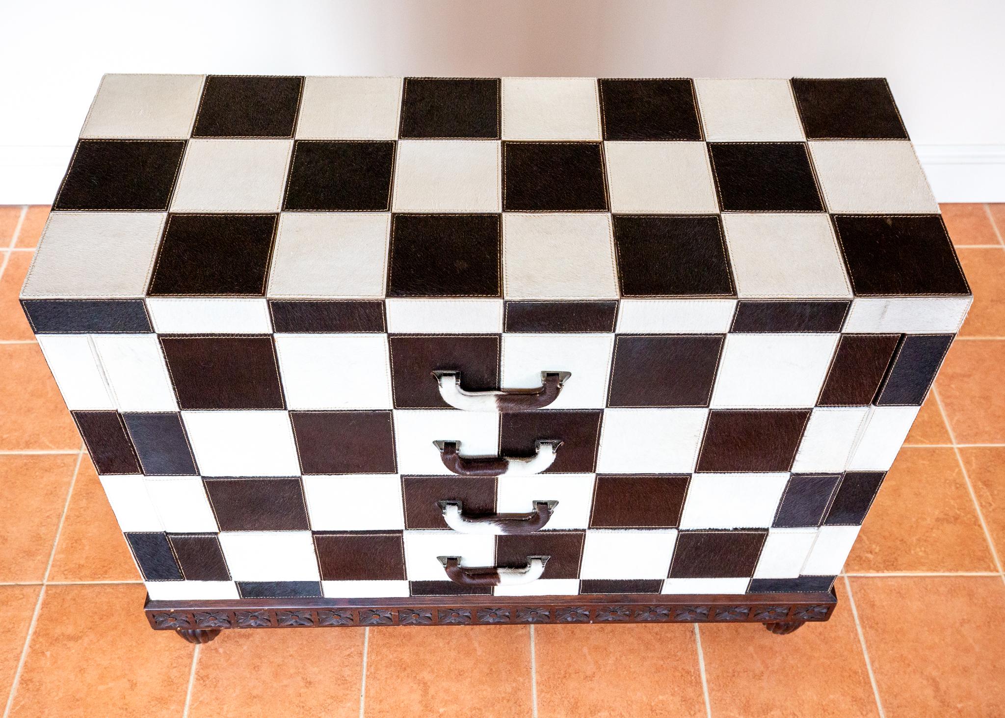 Cassettiera a scacchiera in pelle di mucca antica Casa di campagna in bianco e nero in vendita 11