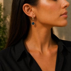 Boucles d'oreilles pendantes en or jaune 14 carats, ornées d'une topaze bleue facettée en motif damier et de diamants