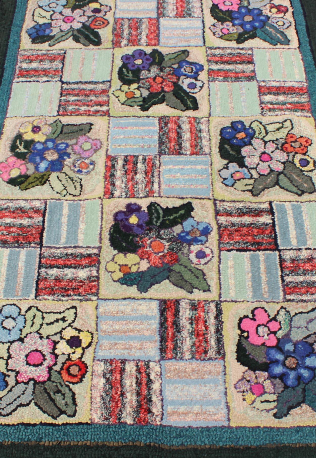 Tissé à la main Tapis crocheté américain vintage en damier avec motifs géométriques et floraux en vente