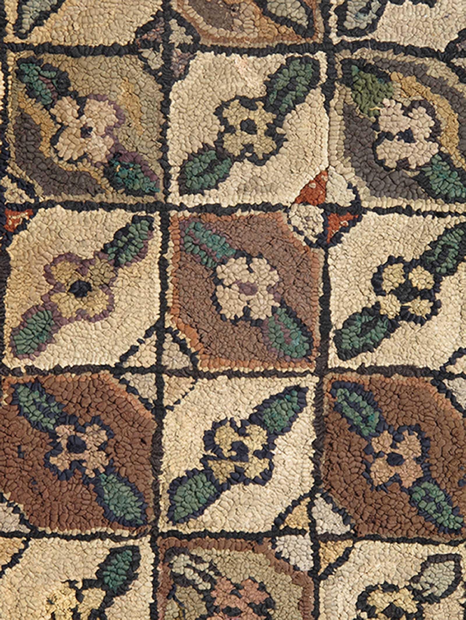 Américain Tapis crocheté américain à carreaux et à motifs de feuilles dans les tons terreux en vente
