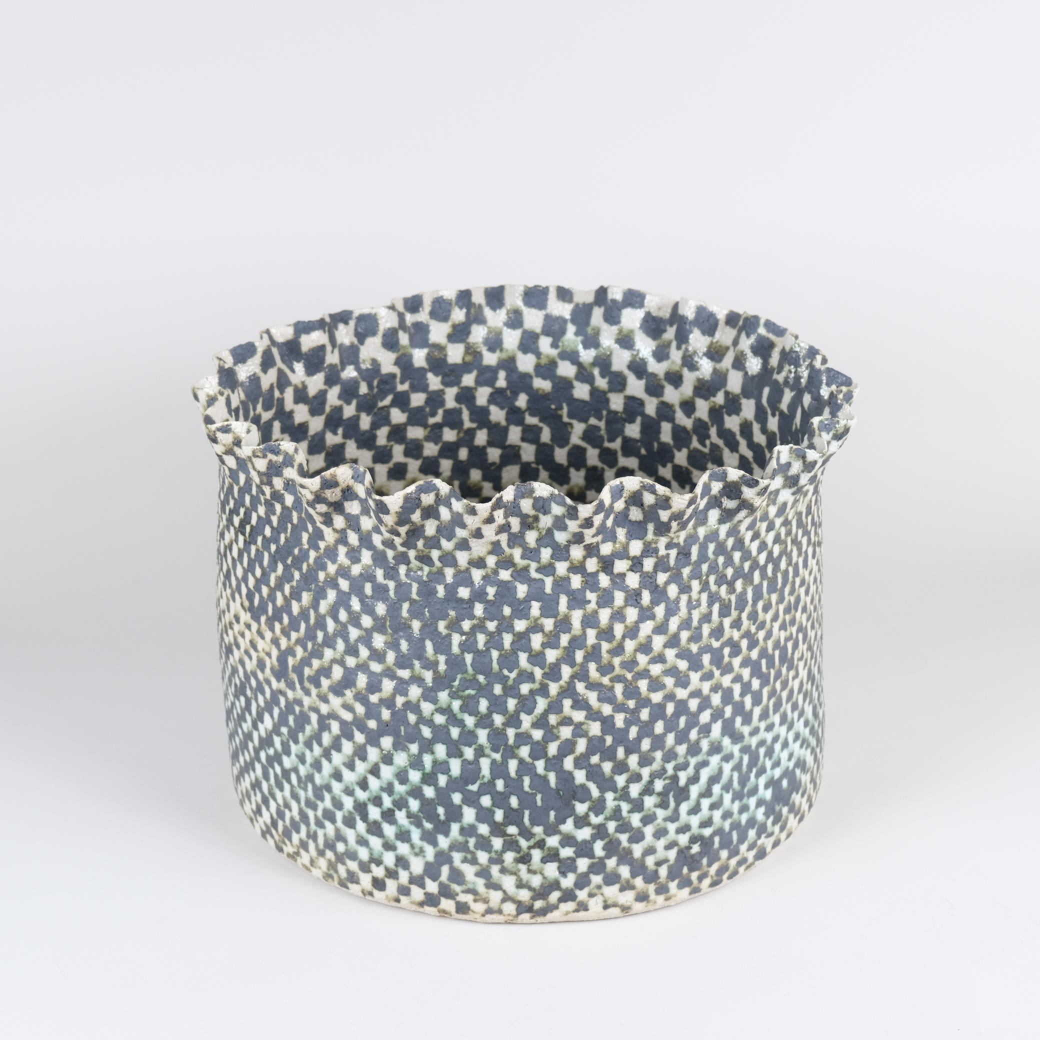 Un bellissimo pezzo unico in ceramica di Kati Tuominen-Niittylä, uno dei più importanti artisti finlandesi della ceramica moderna e membro dell'iconica Arabia Art Department Society.

Questo bellissimo vaso da terra a scacchi è stato realizzato e