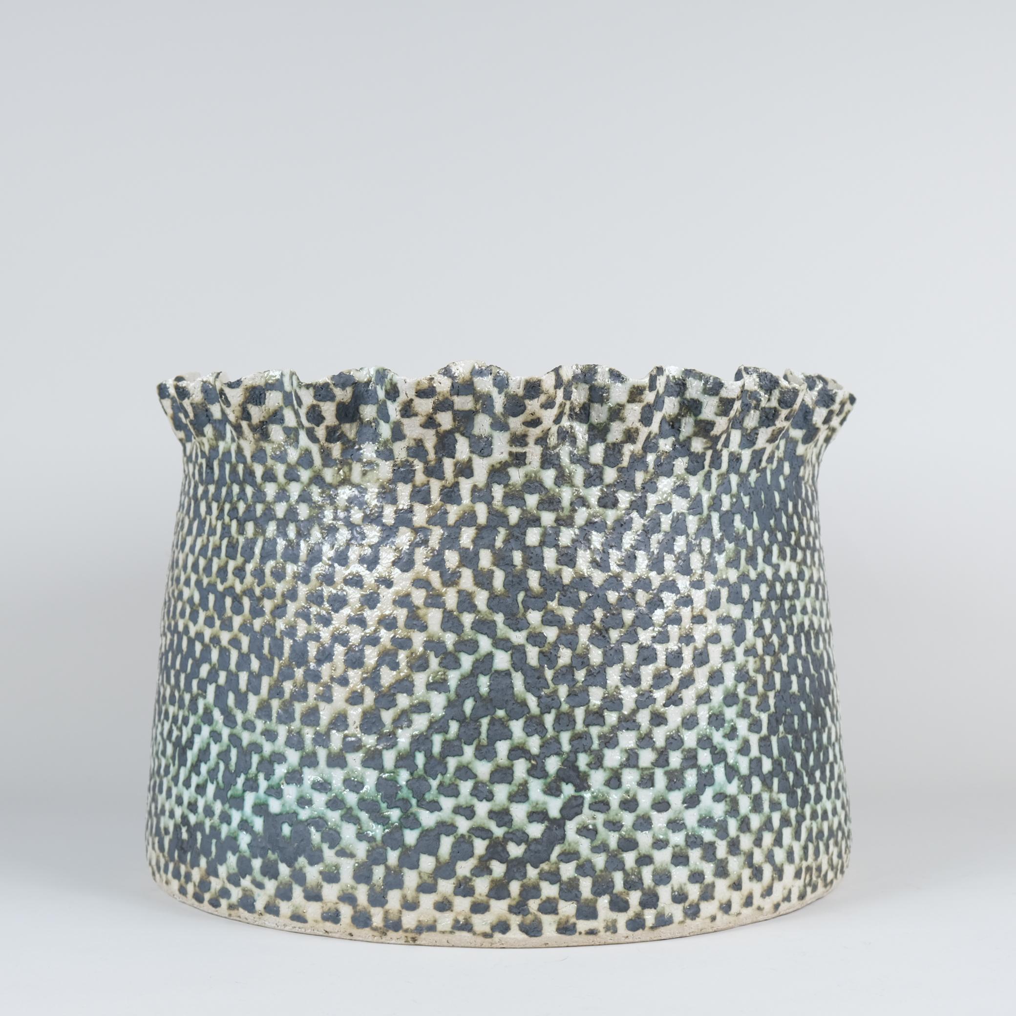 Scandinavo moderno Cestino a scacchi, The Forest Series 1, opera d'arte in ceramica, Kati Tuominen-Niittylä in vendita