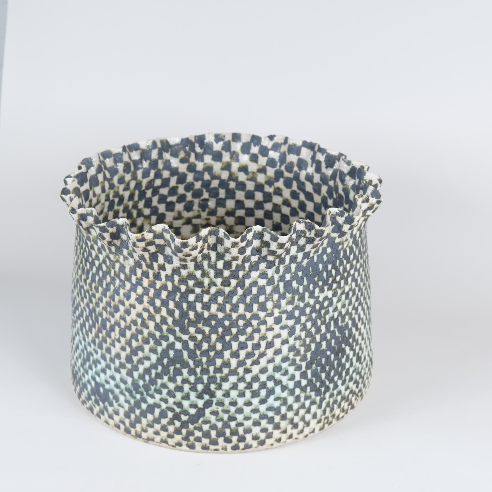 Finlandese Cestino a scacchi, The Forest Series 1, opera d'arte in ceramica, Kati Tuominen-Niittylä in vendita