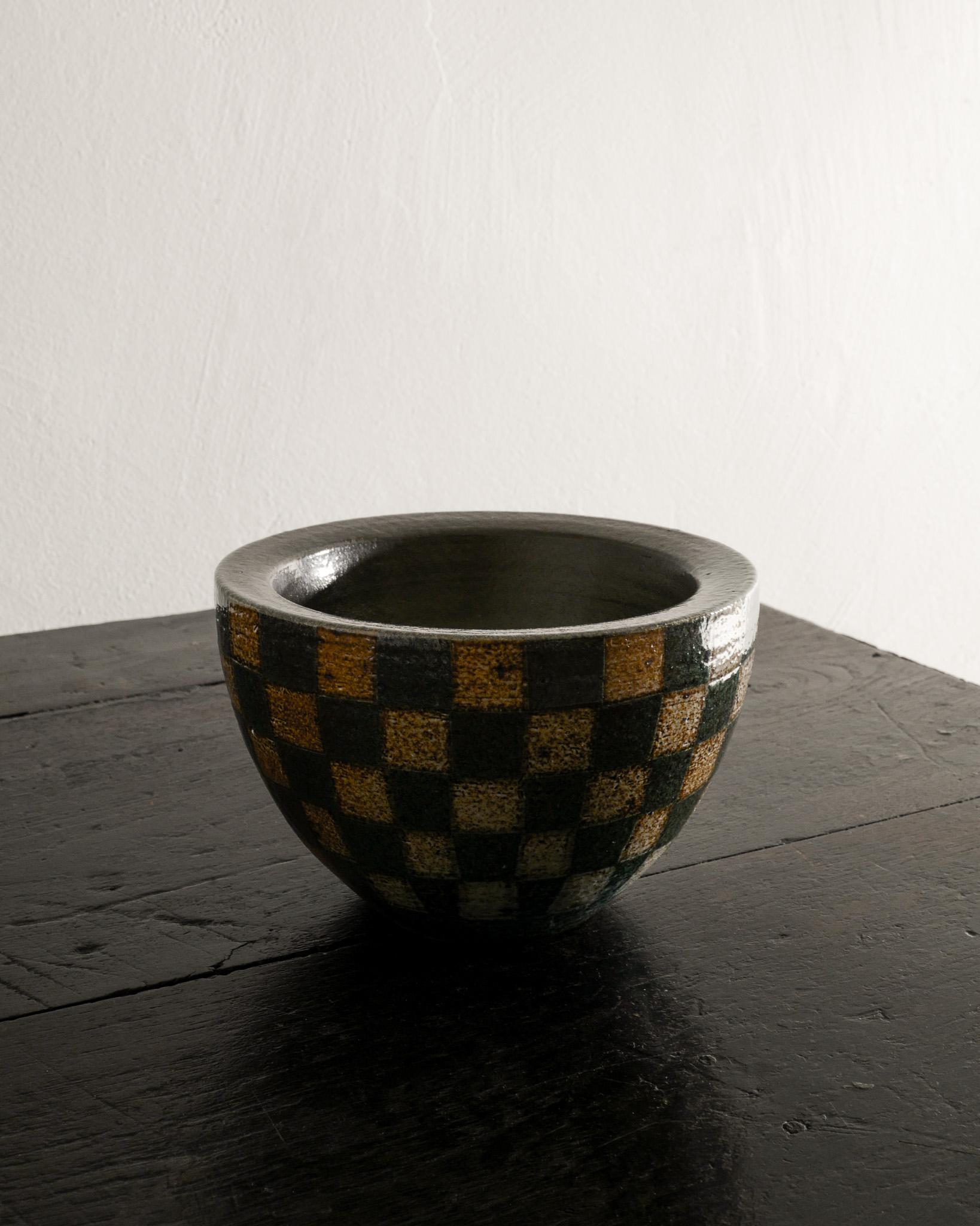 Rare checkered stoneware bowl by the Swedish ceramist Thord Karlsson produced in his own studio at Gotland, 1990s. In good original condition. 
Signed. 

Dimensions: 10.5 cm / 4.10