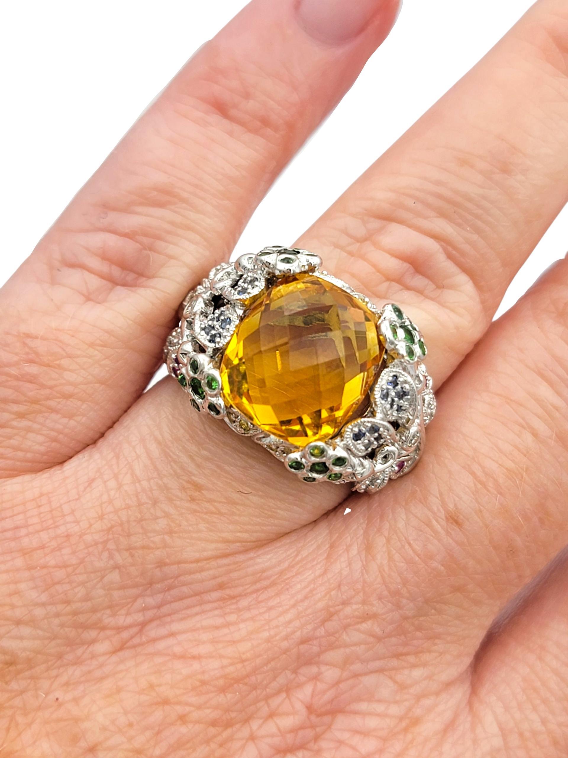 Anello Cocktail con Citrino a Cuscino e Multi Gemme a Scacchiera in Oro Bianco 18 Karati in vendita 4