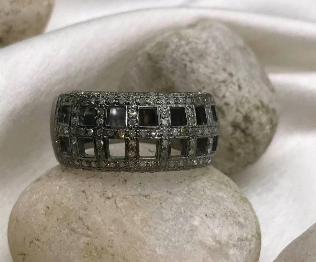 Bague de mariage unisexe à motif damier sertie de diamants pavés en argent 925 et diamants.

Métal de base
Argent sterling, 925 pièces pour 1000
Pureté du métal
925 pièces pour 1000
Sizable
Oui
Métal
Argenterie sterling
Taille de l'anneau
7
Poids du